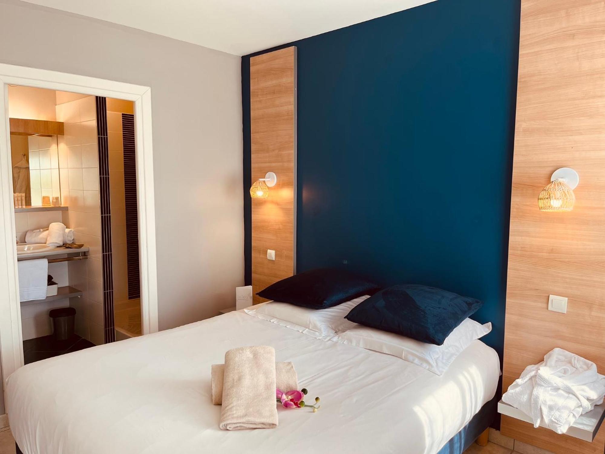 Two-Bedroom Apartment with swimming pool access,43745329:JPEG