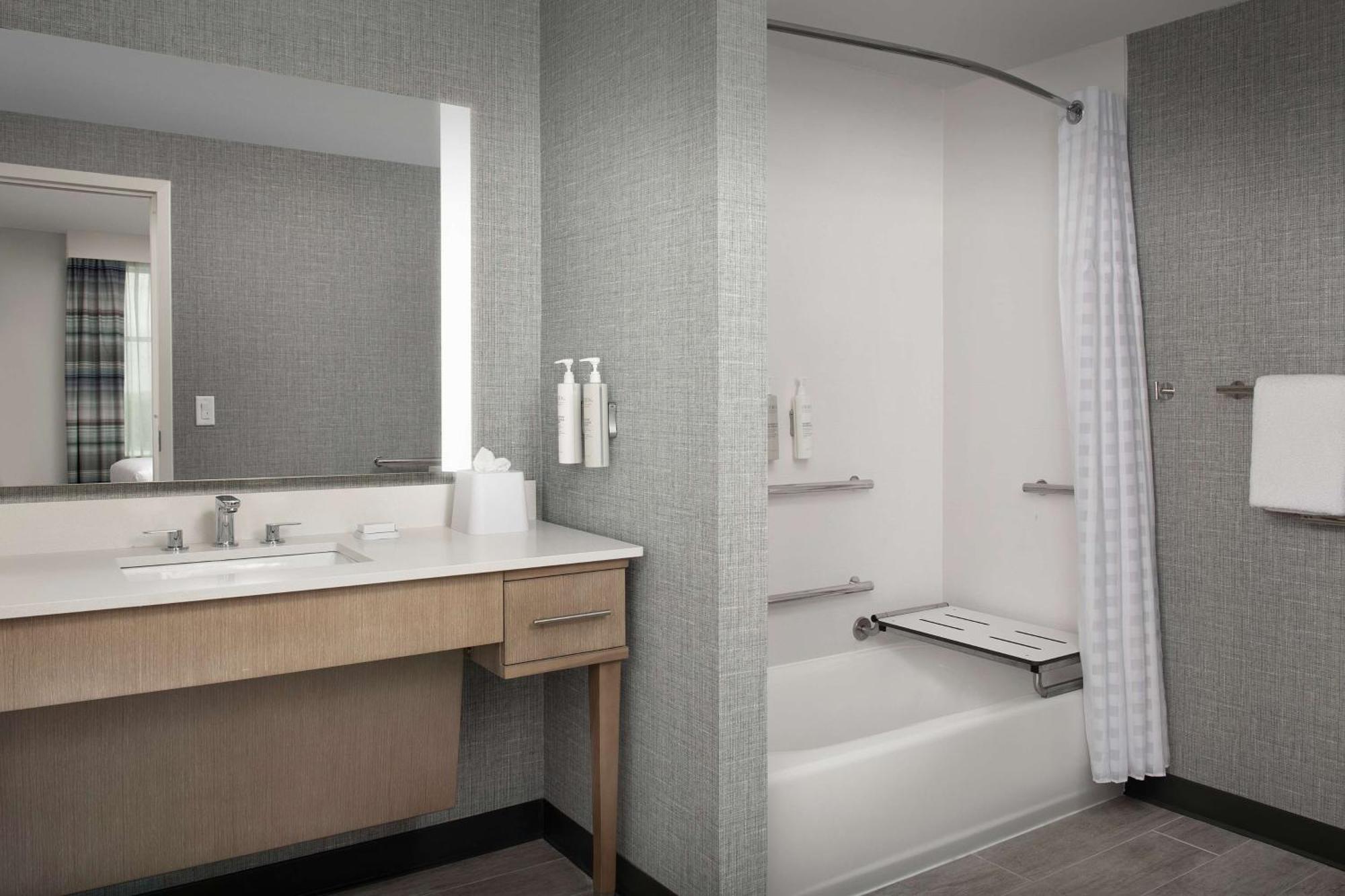 King Suite Bath Tub Mobility Accessible