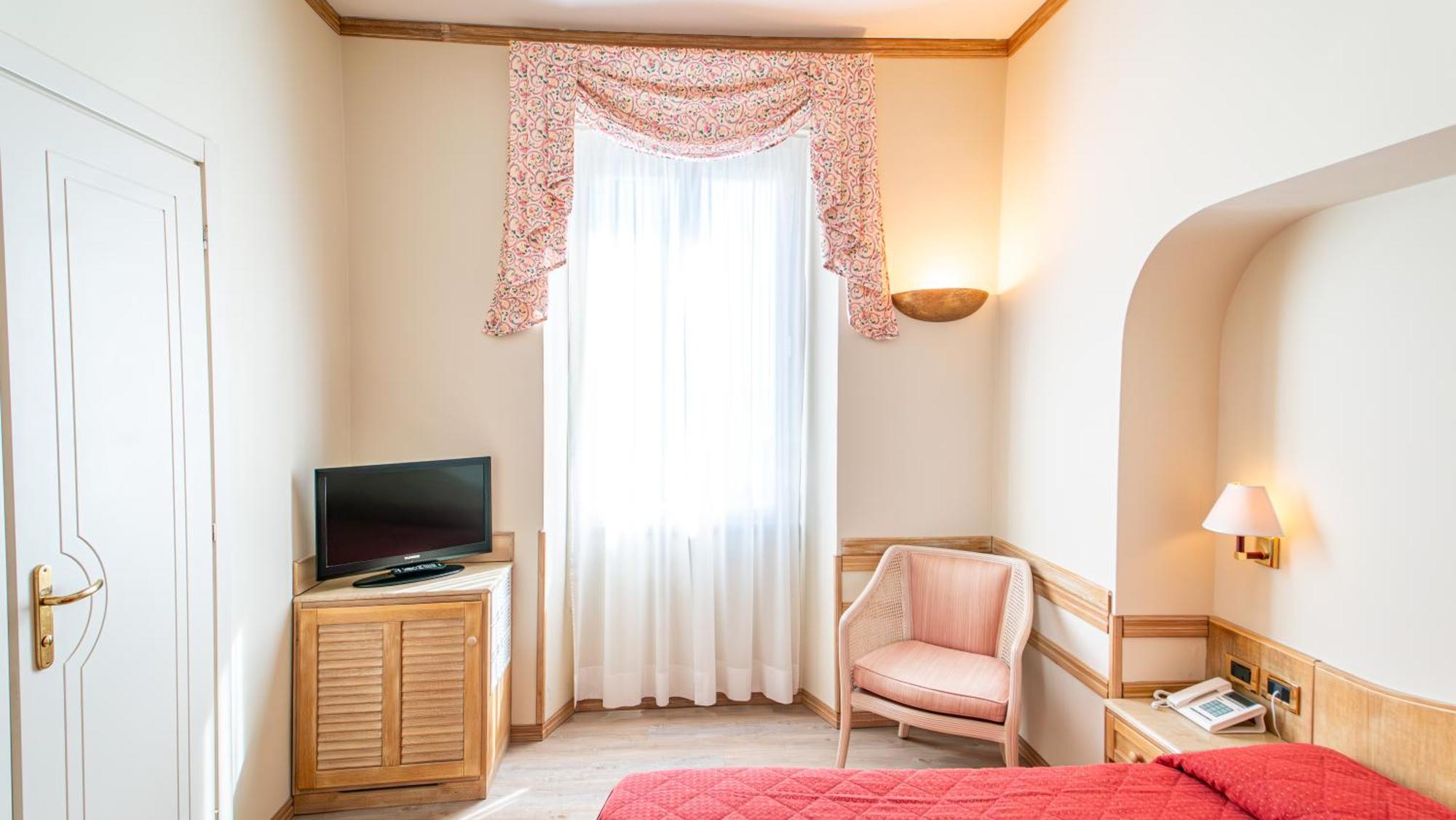Small Double Room,1544773246:JPEG