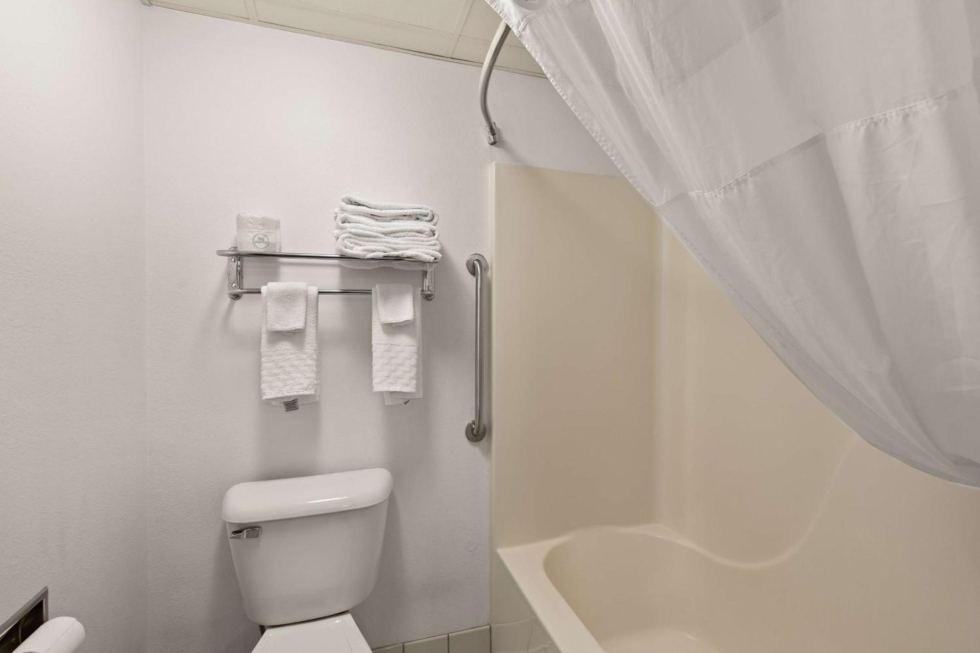 Queen Room with Whirlpool - Non-Smoking