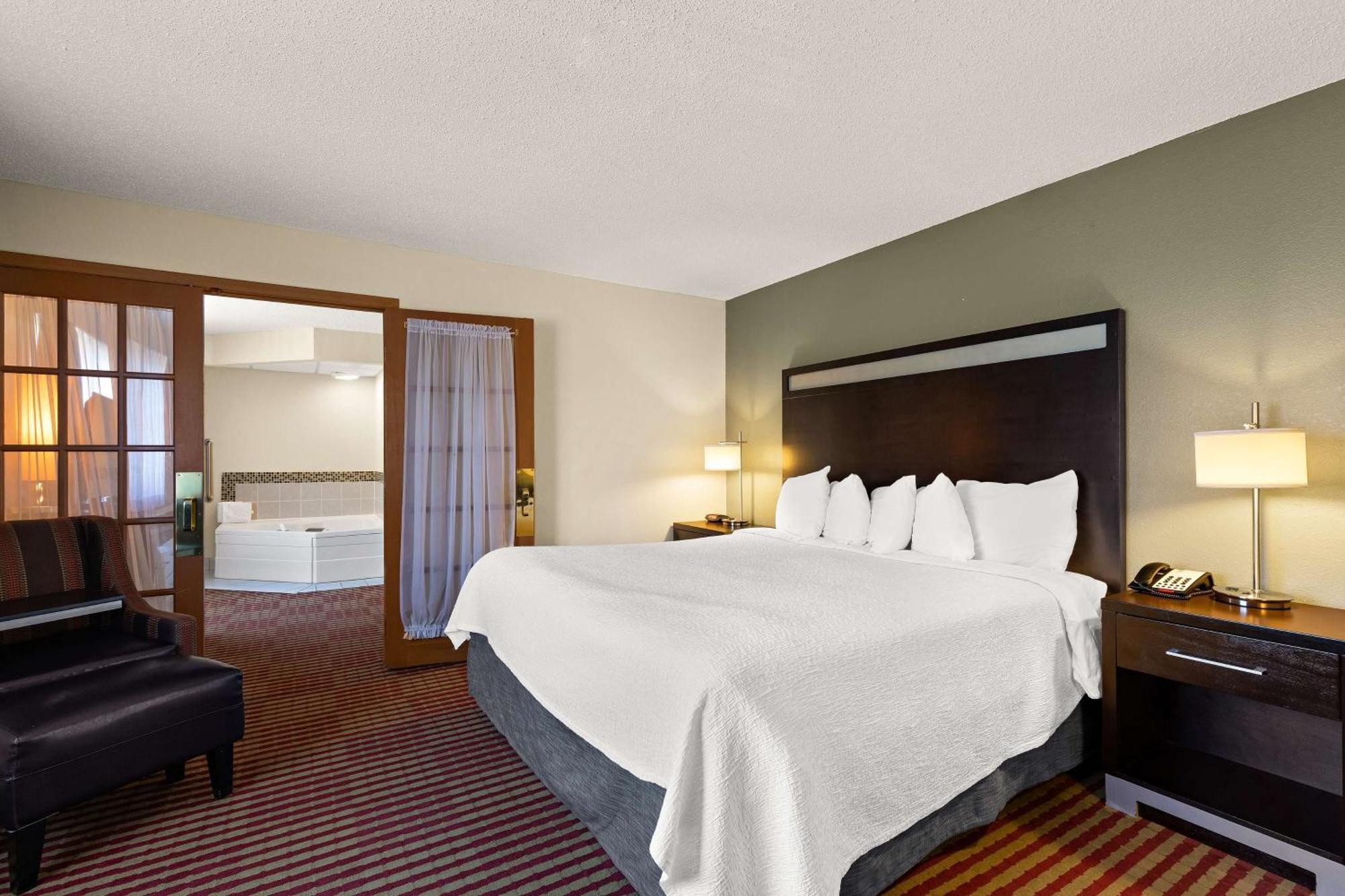 King Suite with Whirlpool - Non-Smoking