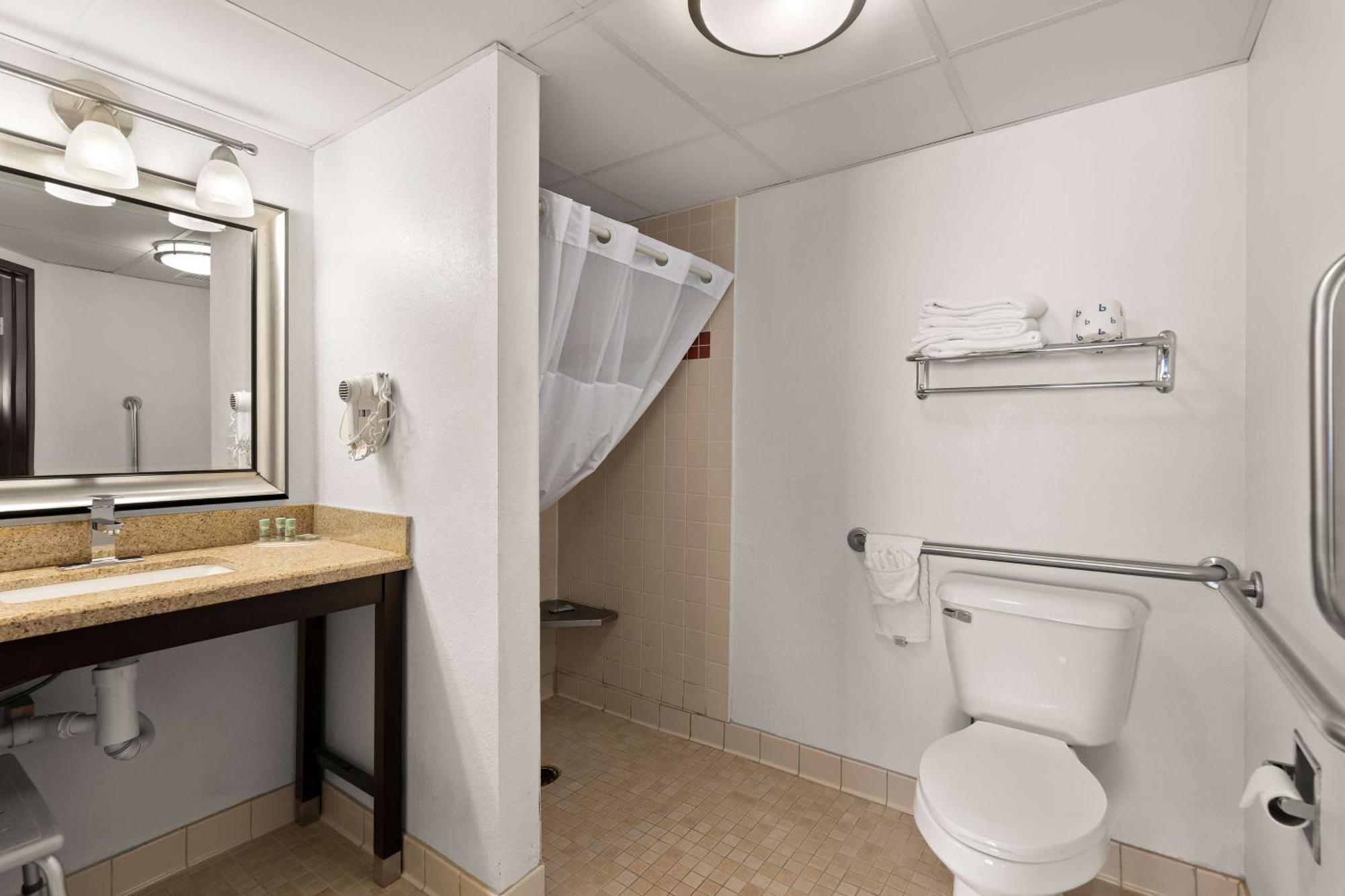 Queen Room with Roll-in Shower - Mobility Accessible