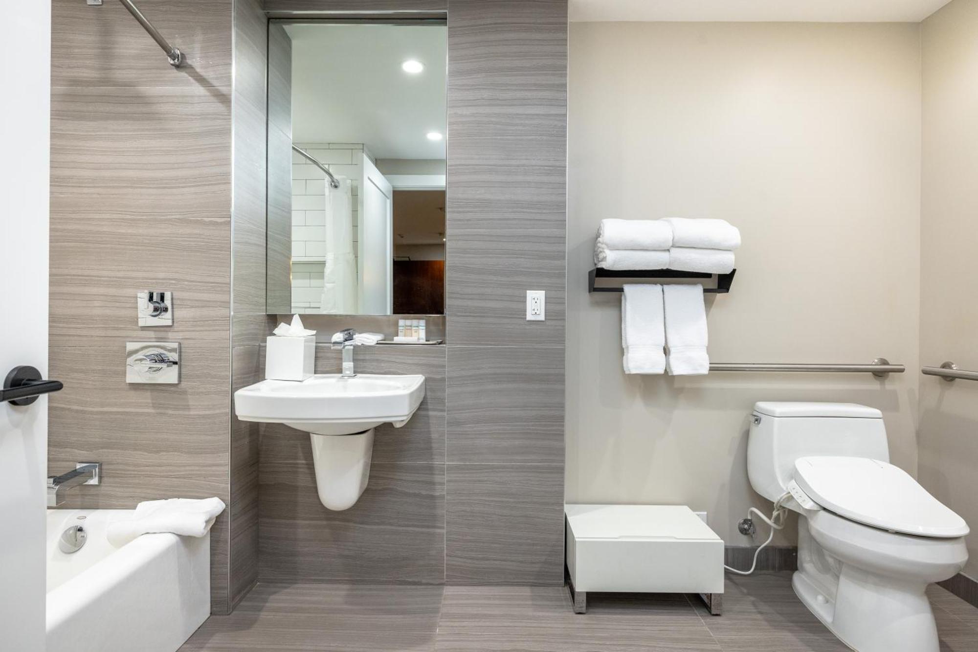Queen Room Bath Tub Disability Access,1765807738:JPEG