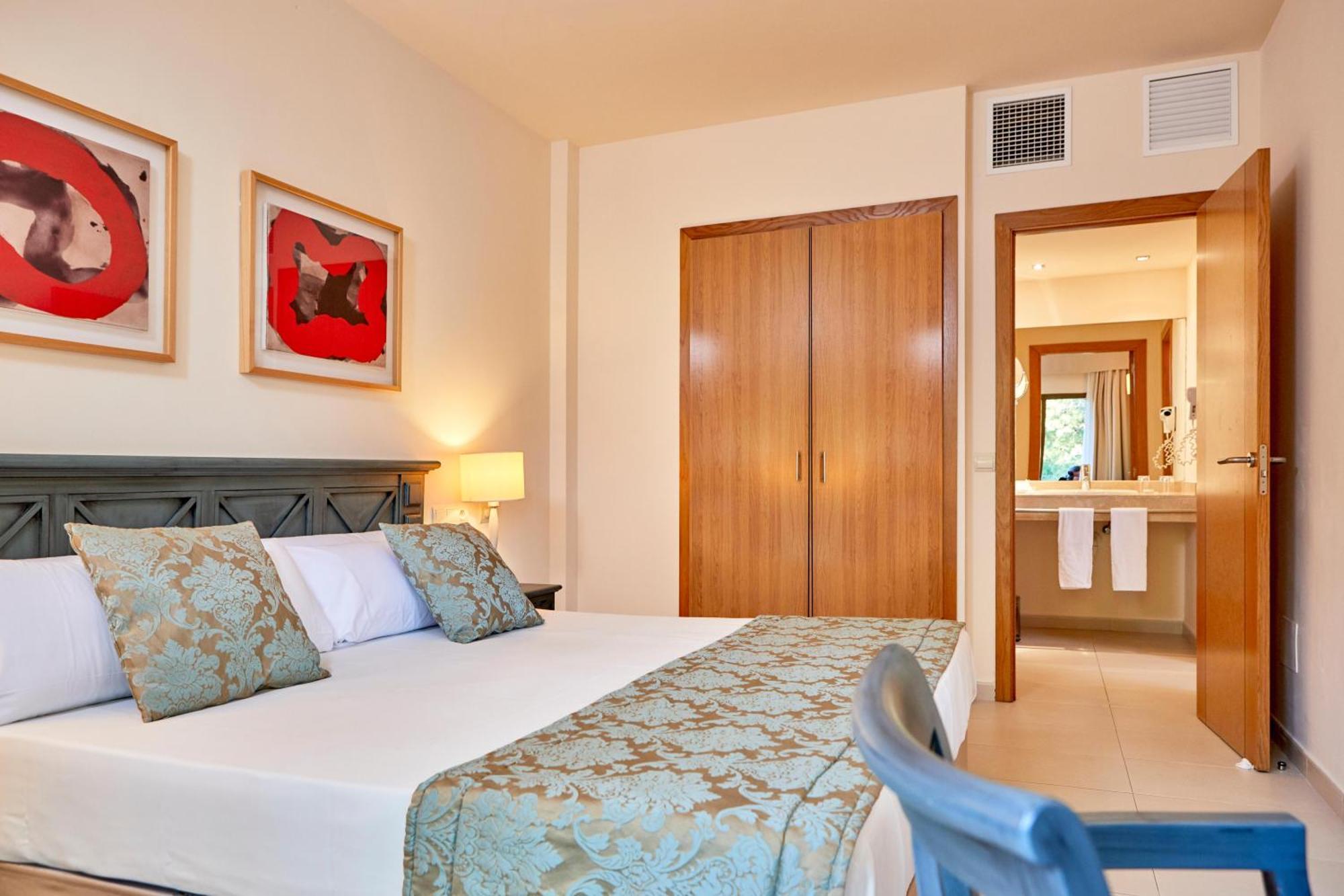 One-Bedroom Park Suite Pool View