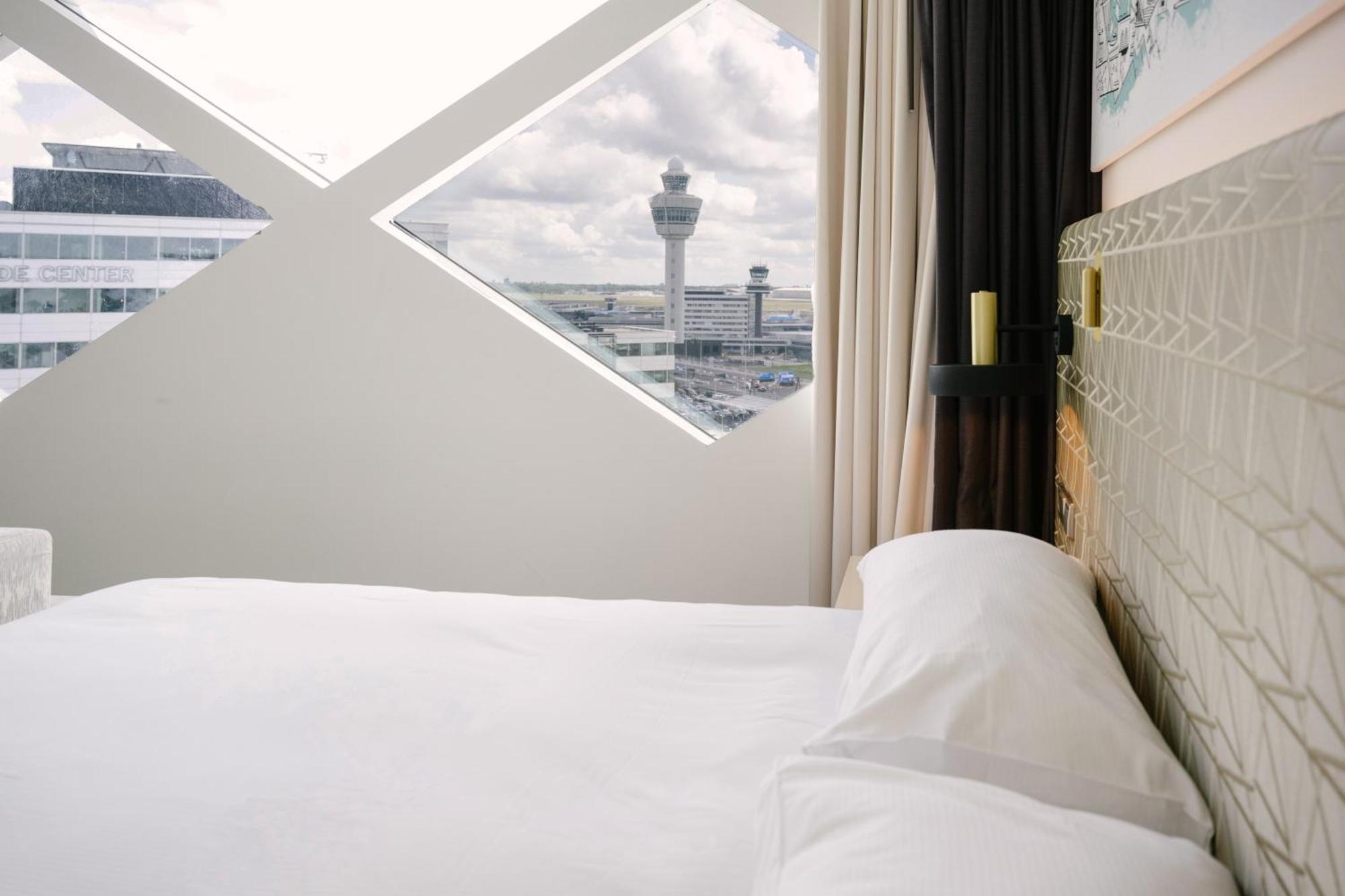 King Deluxe Corner Room with Airport View,1545067318:JPEG