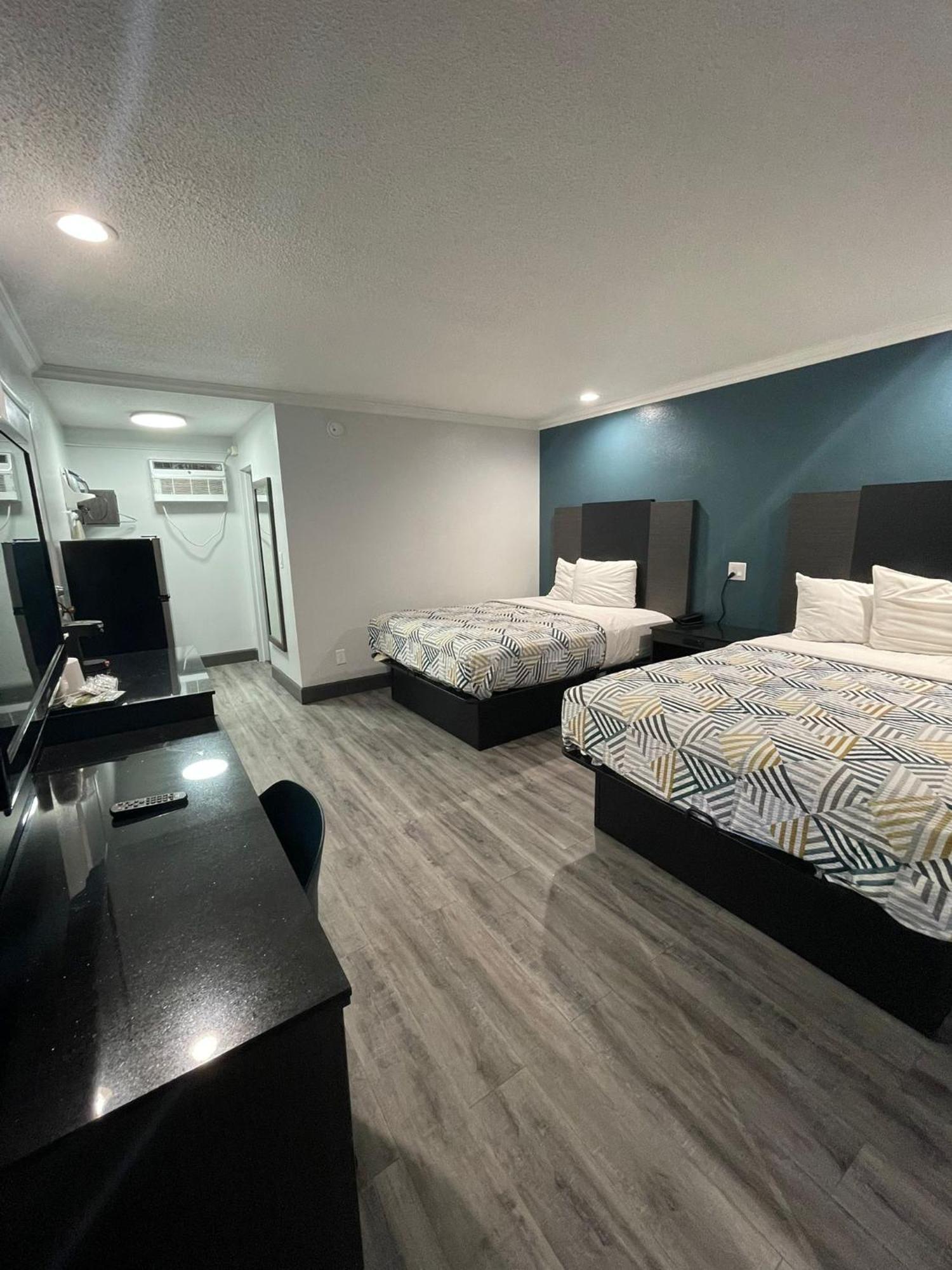 Queen Room Two Queen Beds Smoking