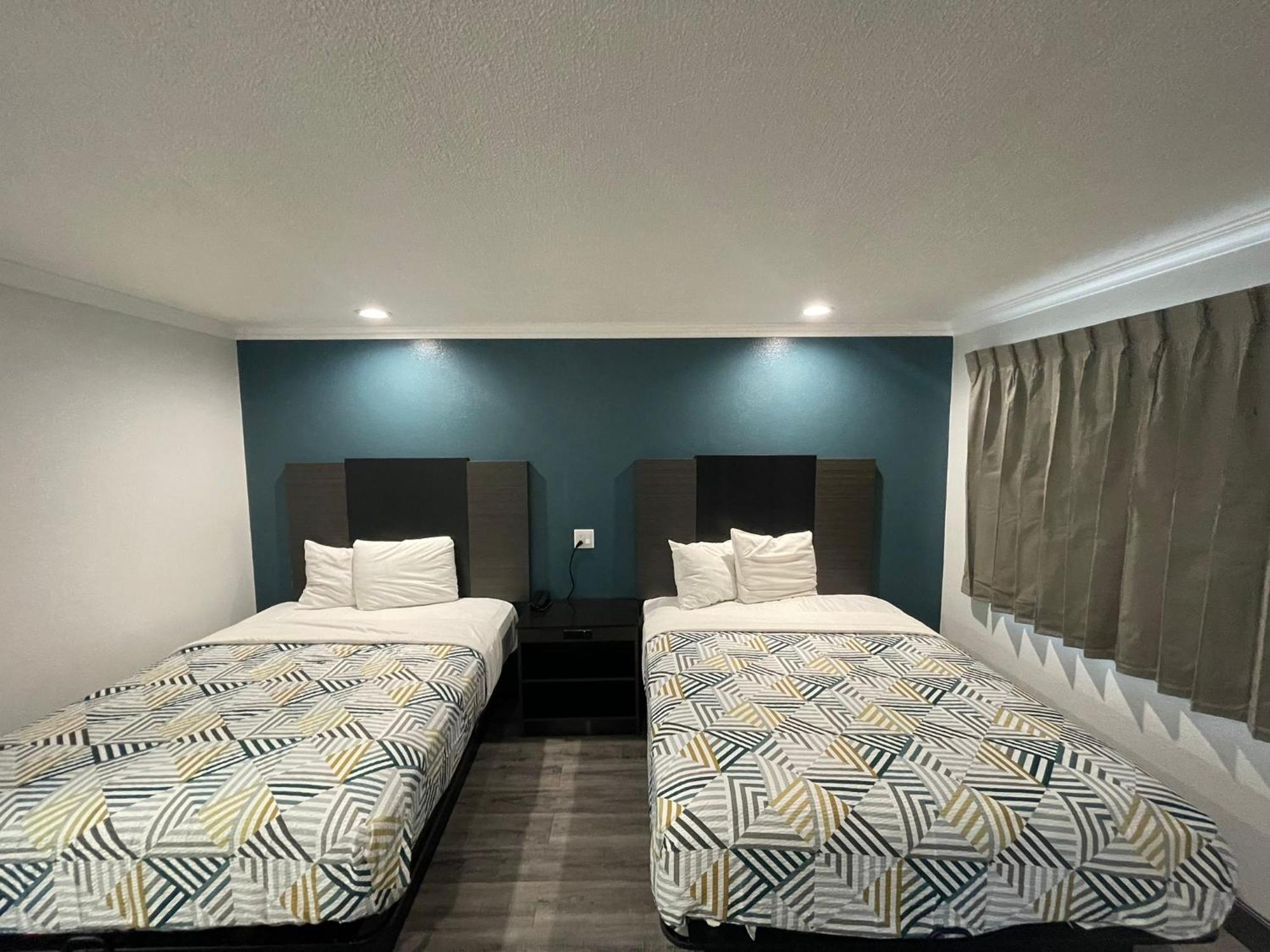 Queen Room Two Queen Beds Smoking