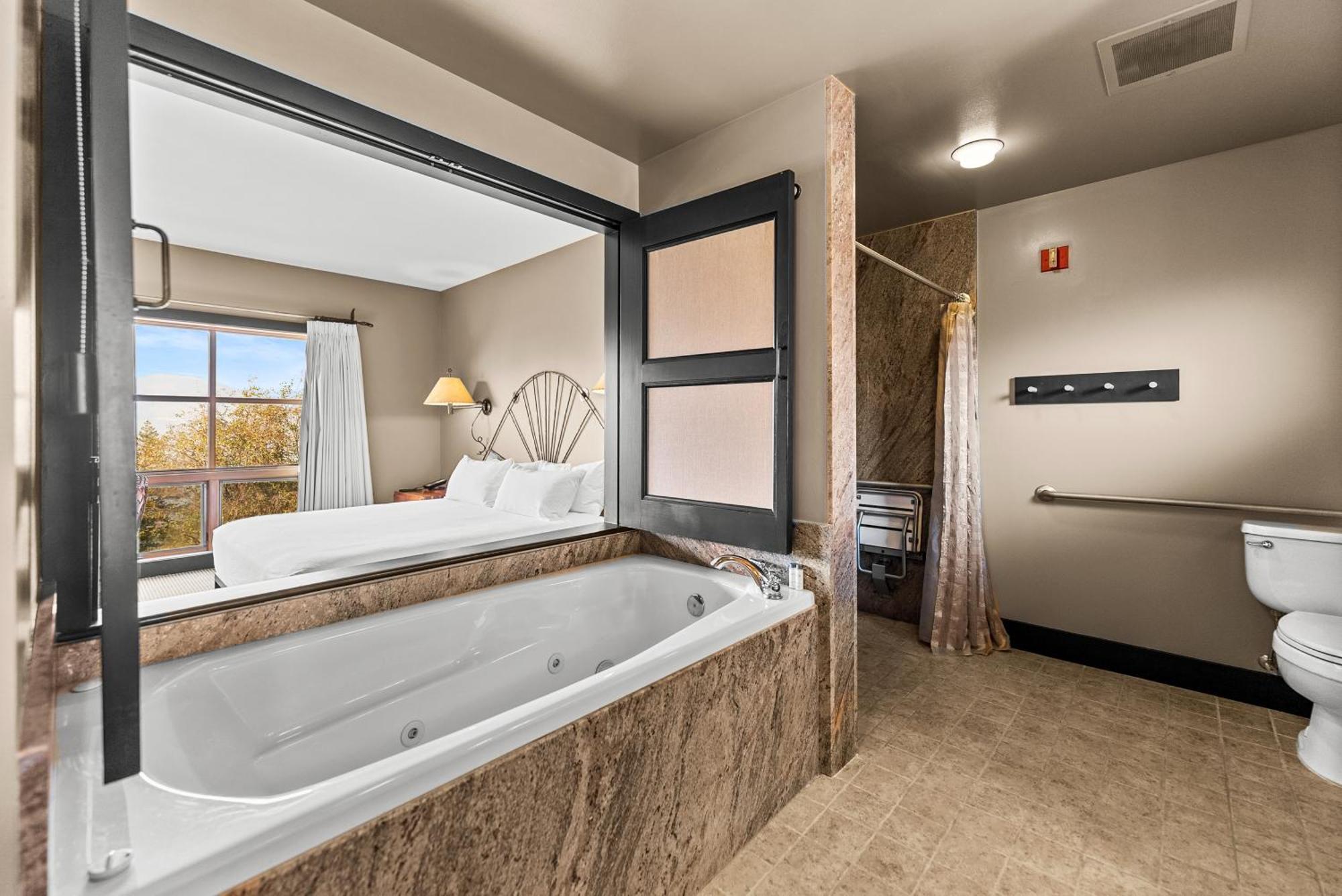 Mt Robinson King Room with Jetted Tub