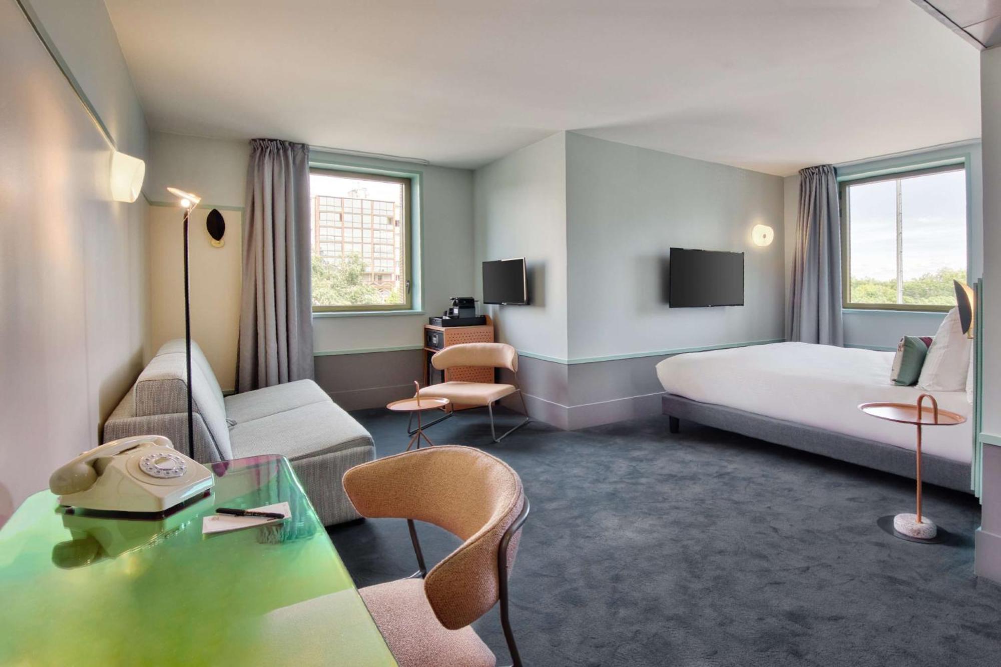 Junior Queen Suite