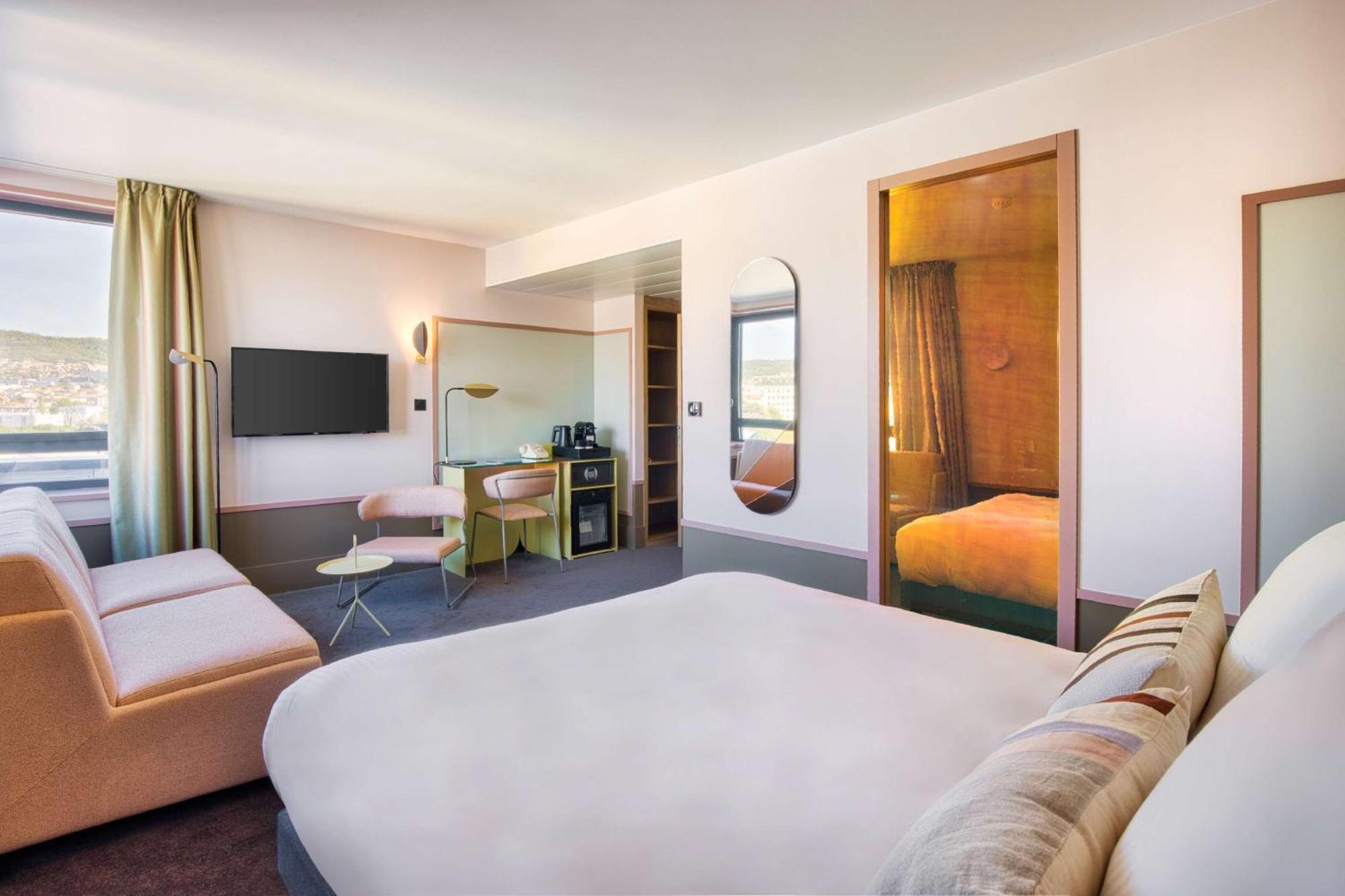 Junior Queen Suite
