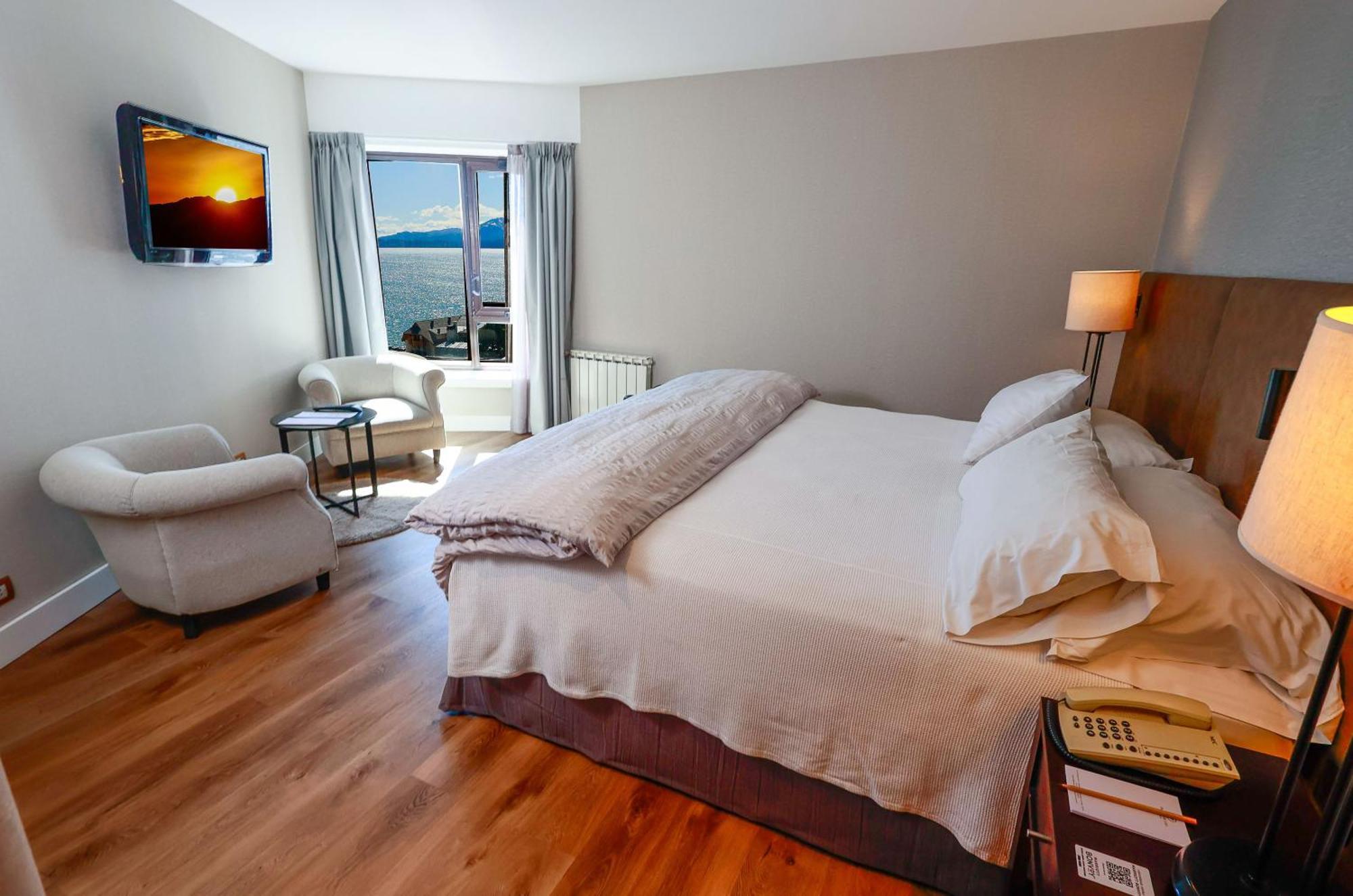 Superior Guest room 1 King Partial lake view