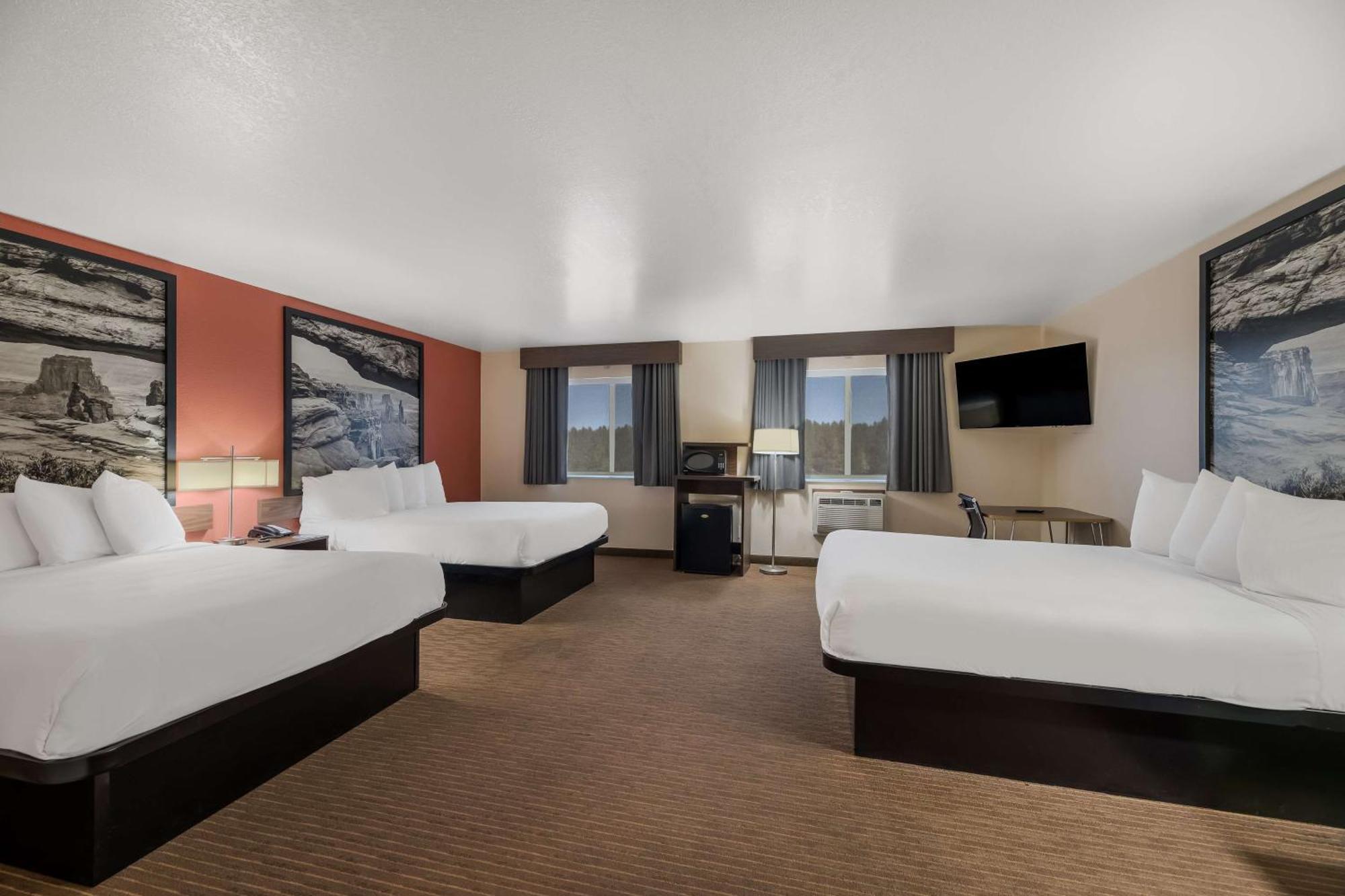Queen Suite Three Queen Beds Non-Smoking