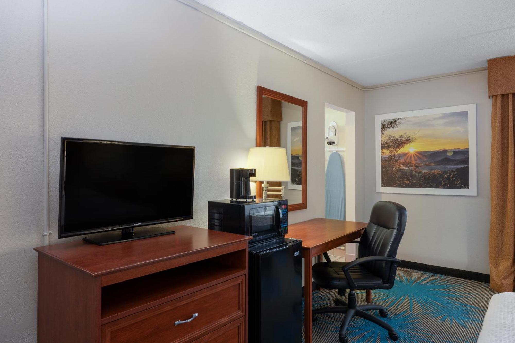 Queen Room Two Queen Beds Pet Friendly or Non-Smoking,1546569118:JPEG