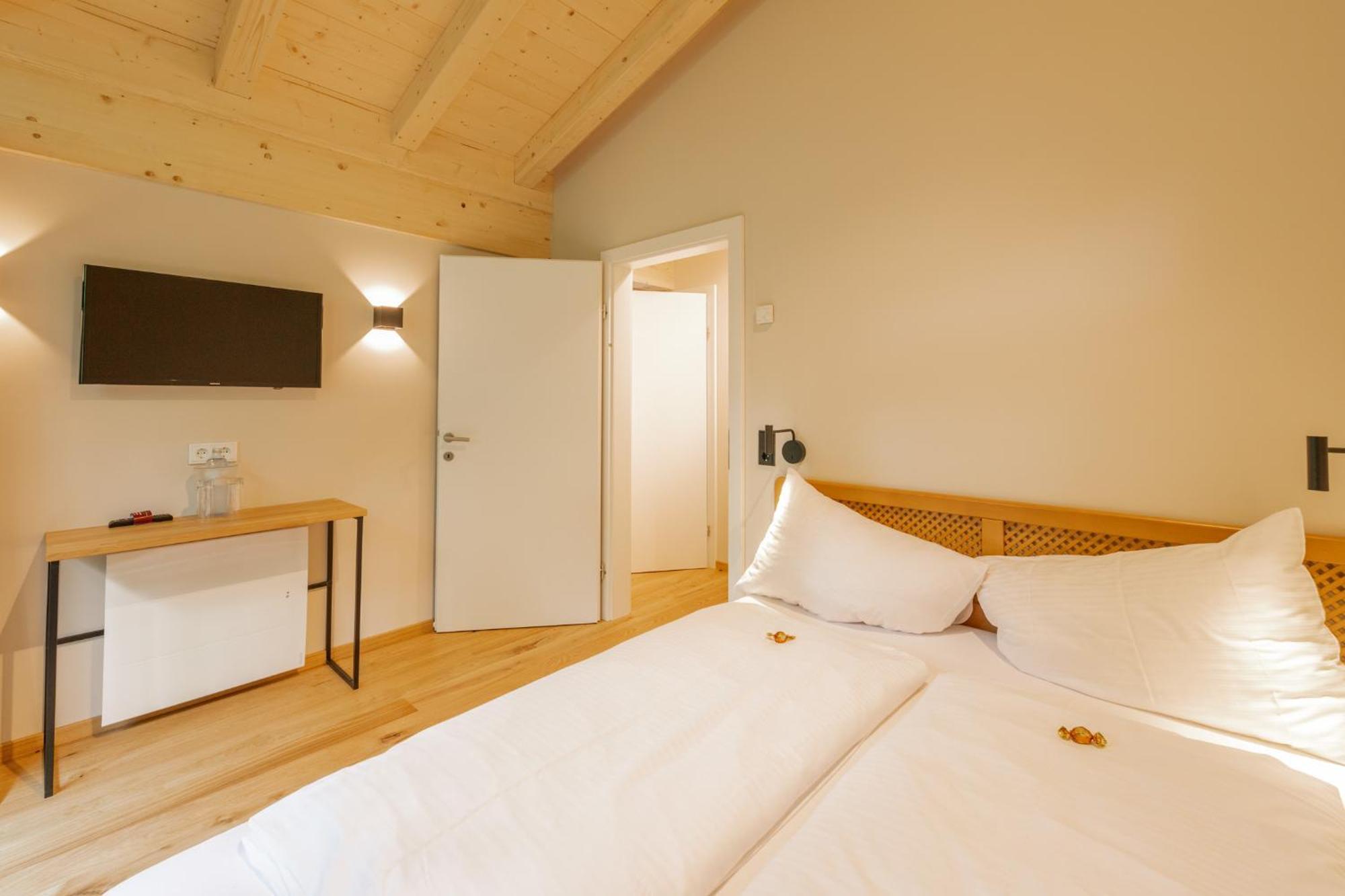 Premium Two-Bedroom Suite,1559754886:JPEG