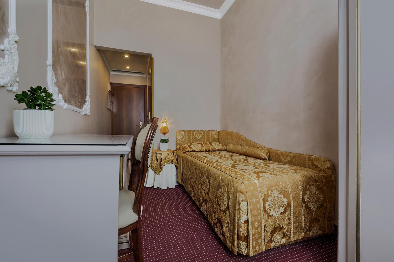 Single Room,943694008:JPEG
