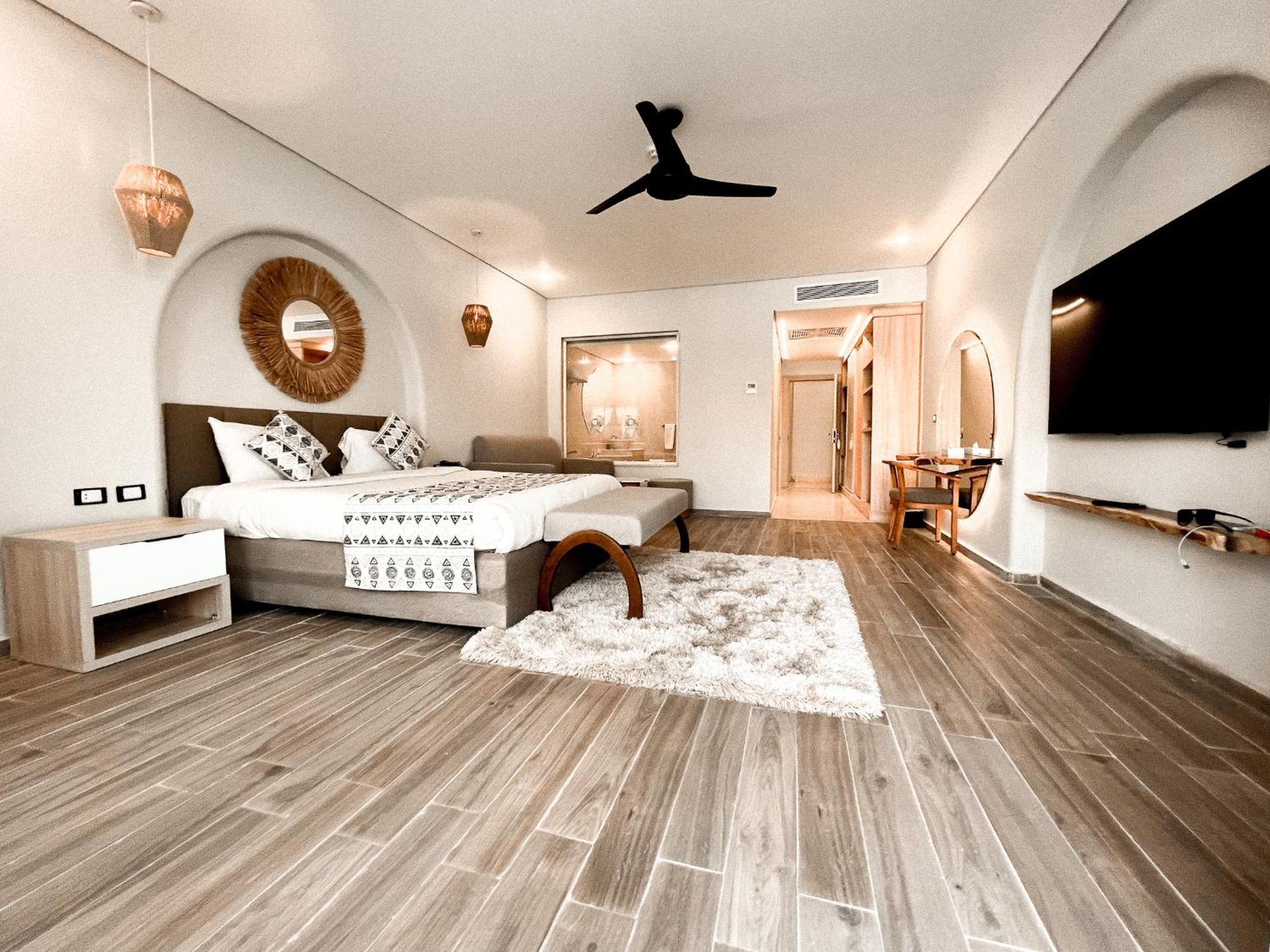 Jacuzzi Suite at Building