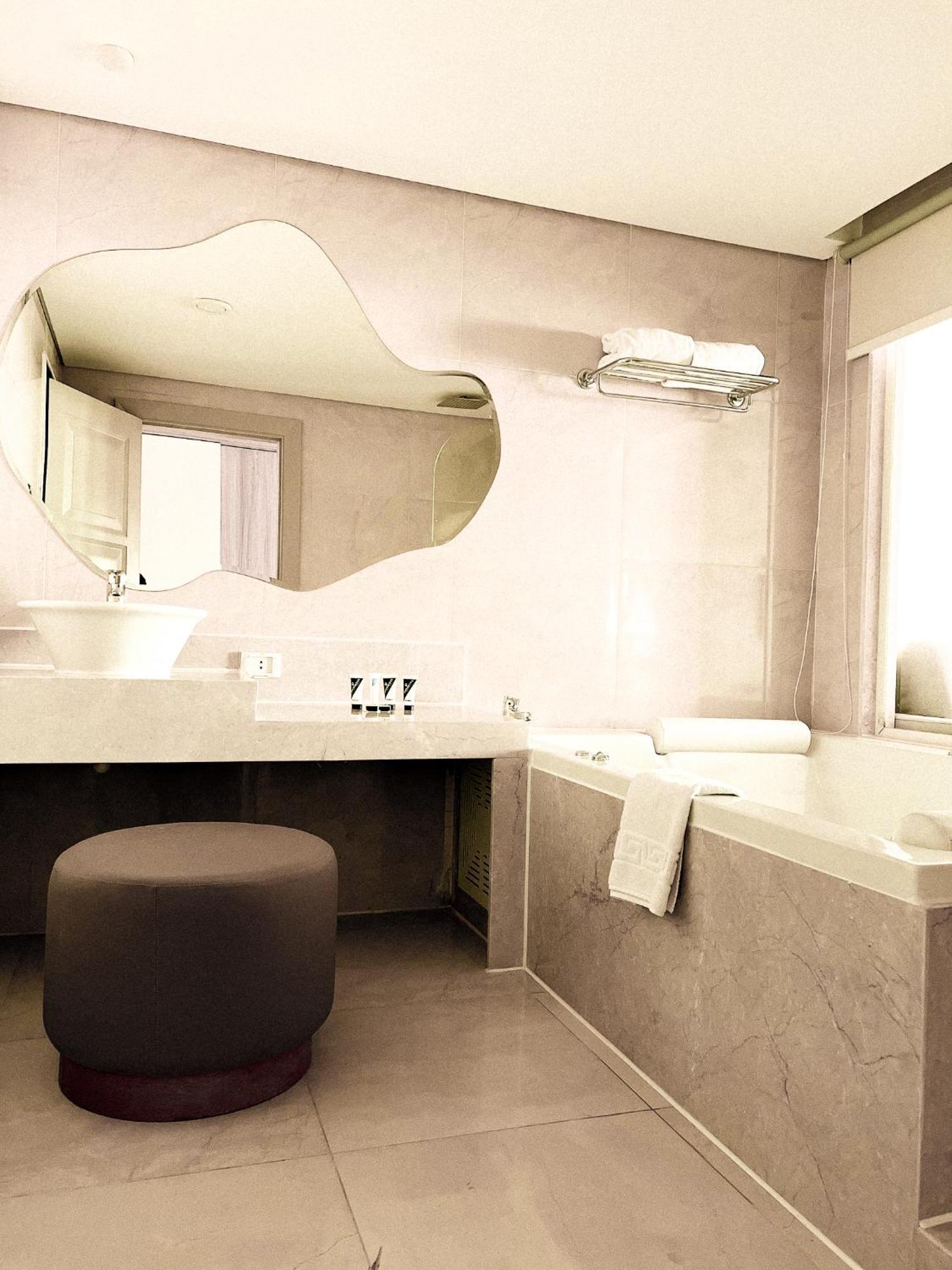 Jacuzzi Suite at Building