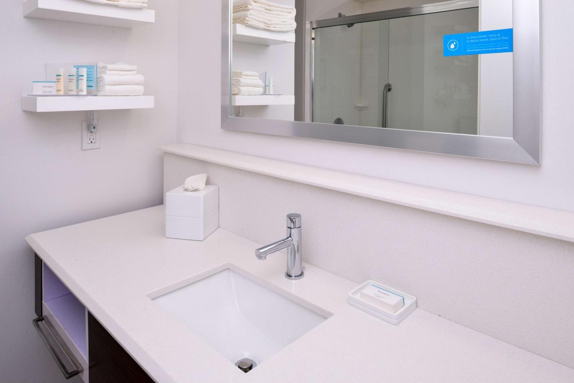 King Room with Roll-In Shower - Mobility Access/Non-Smoking