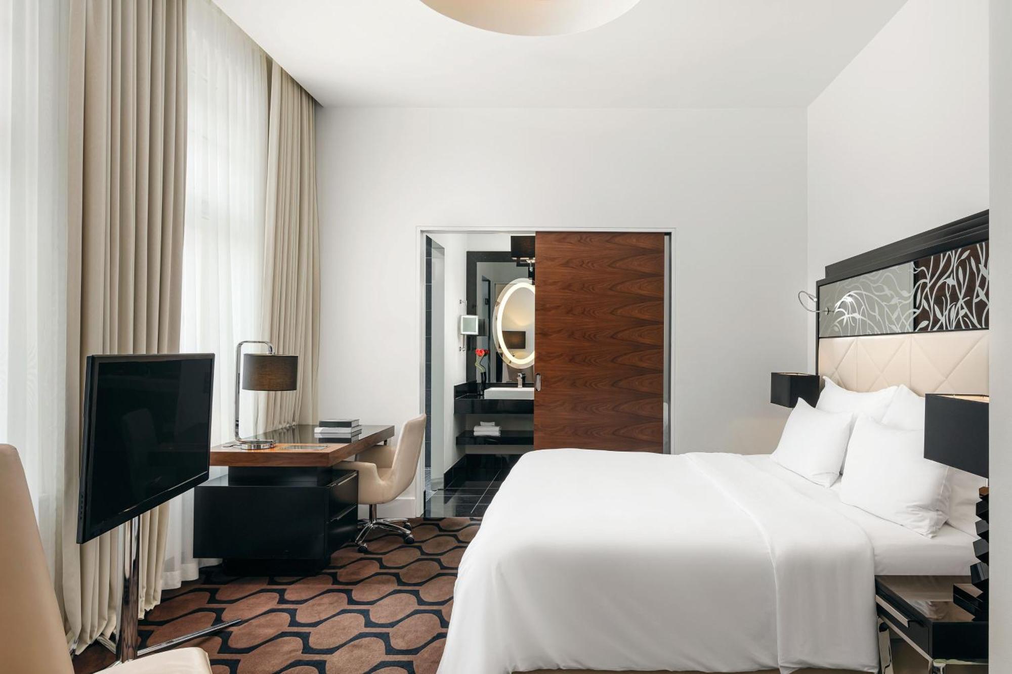 Deluxe Room 1 King