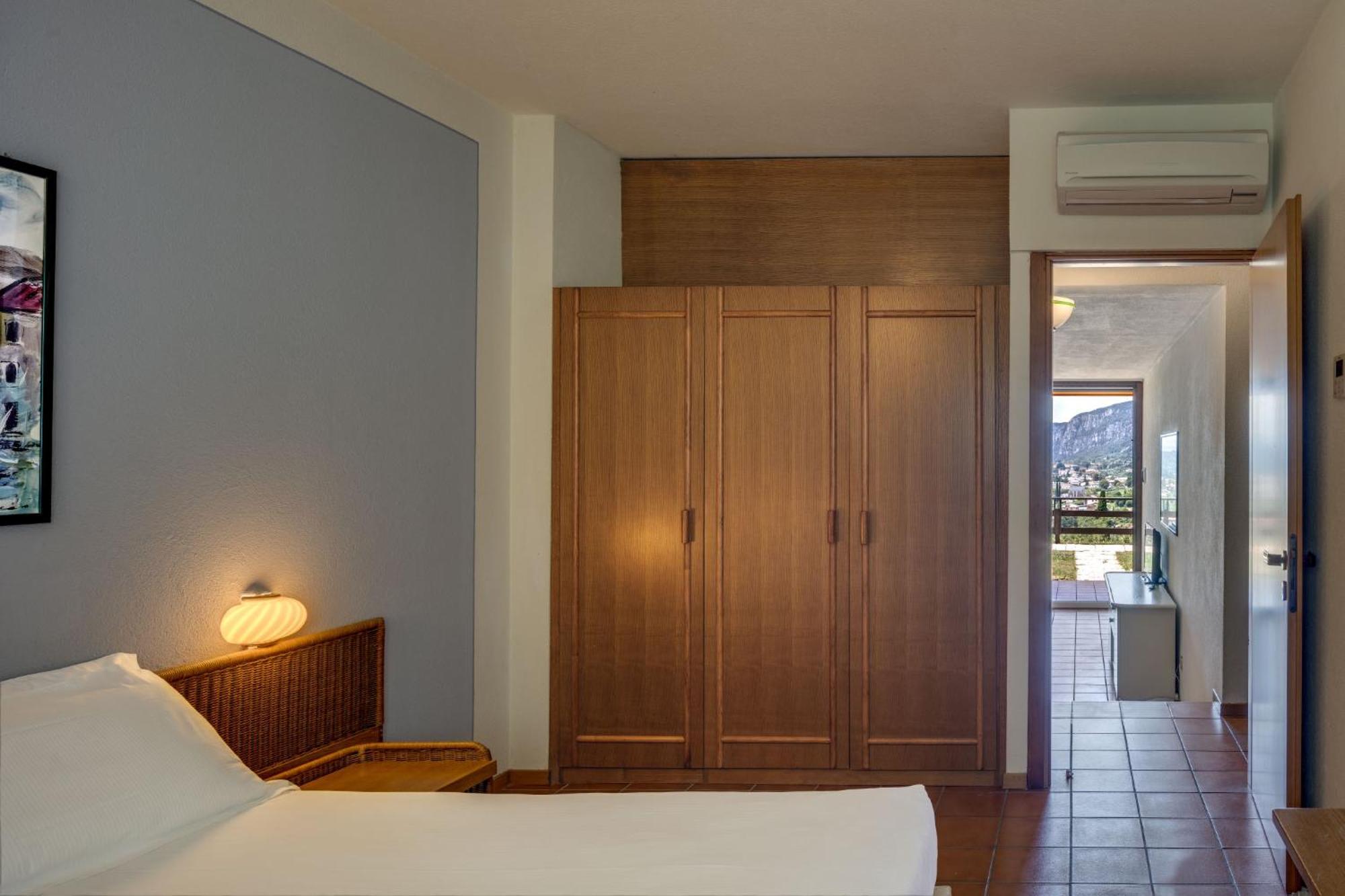One-Bedroom Apartment Lake View