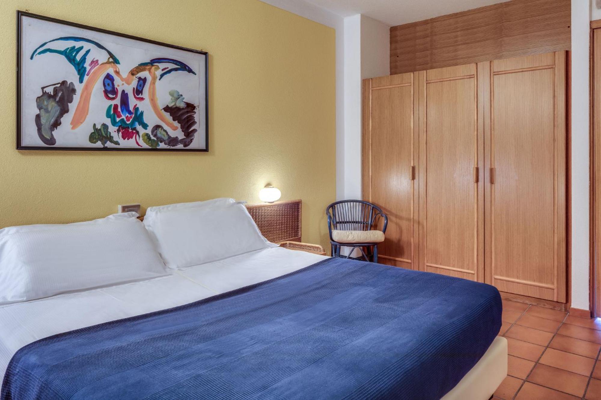 One-Bedroom Apartment Lake View