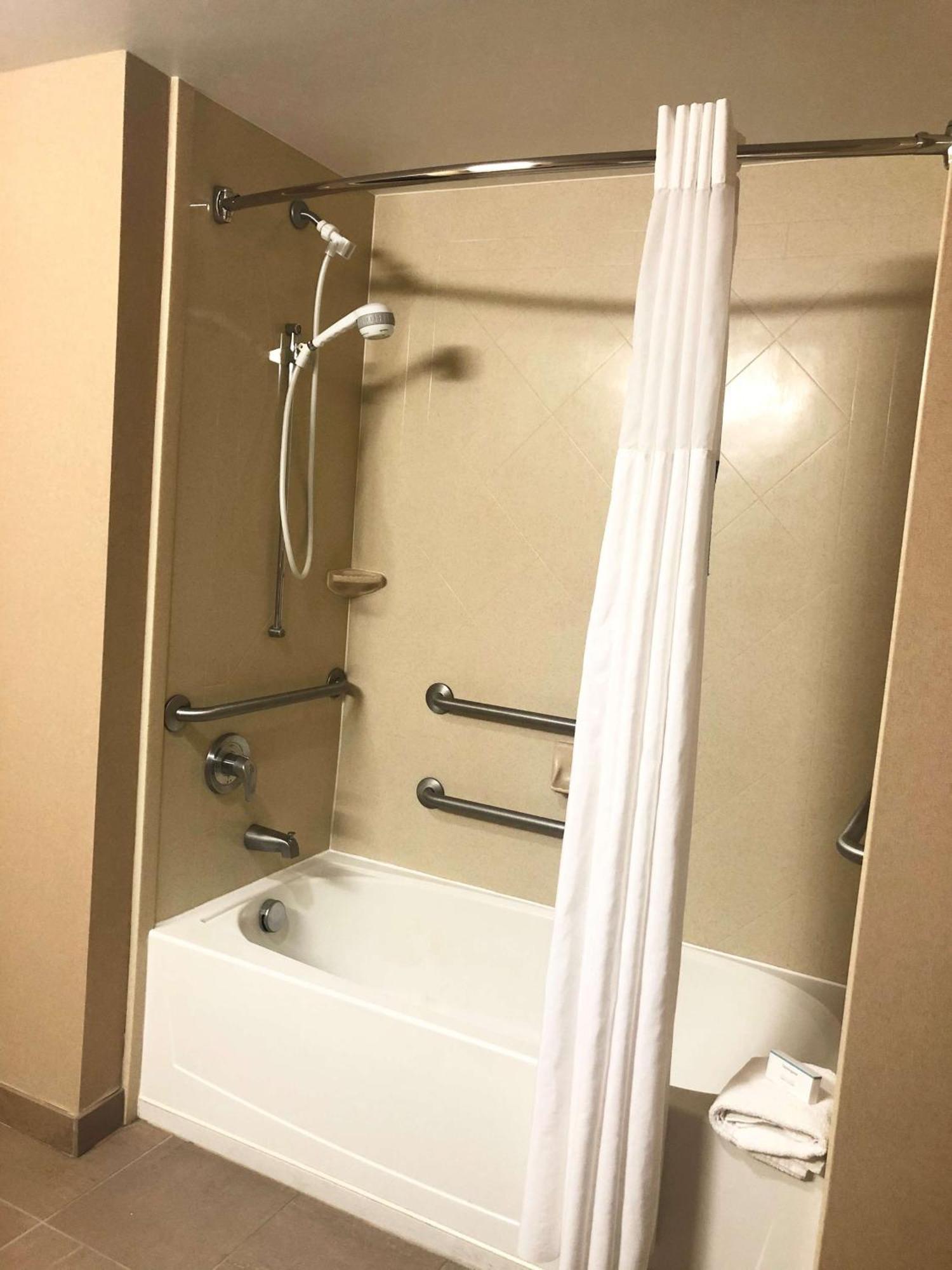 King Room Bath Tub Mobility Accessible or Non-Smoking