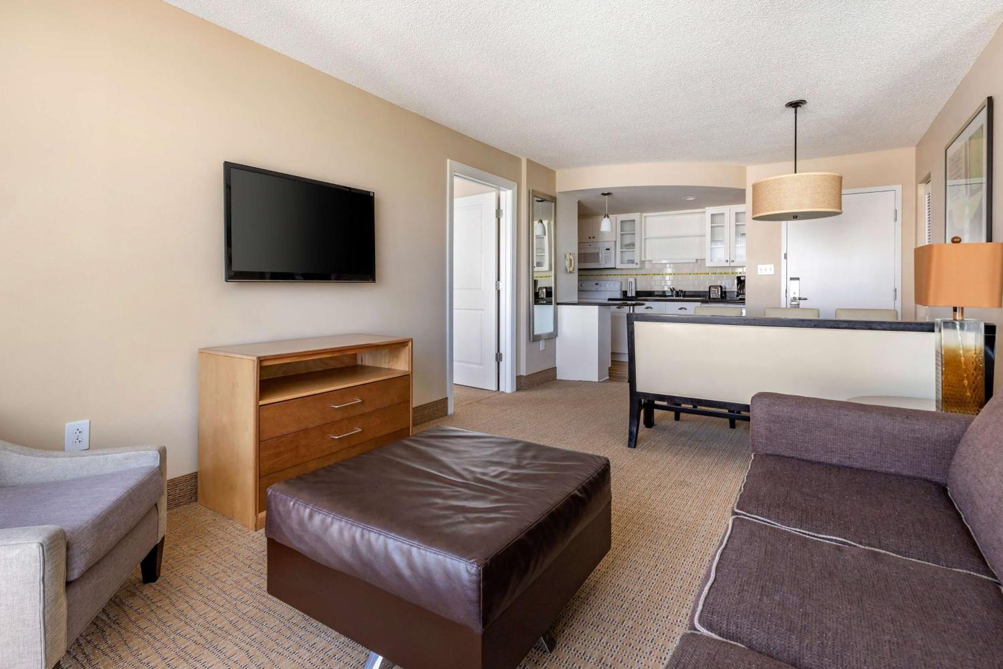 One-Bedroom Queen Room Sofabed City View