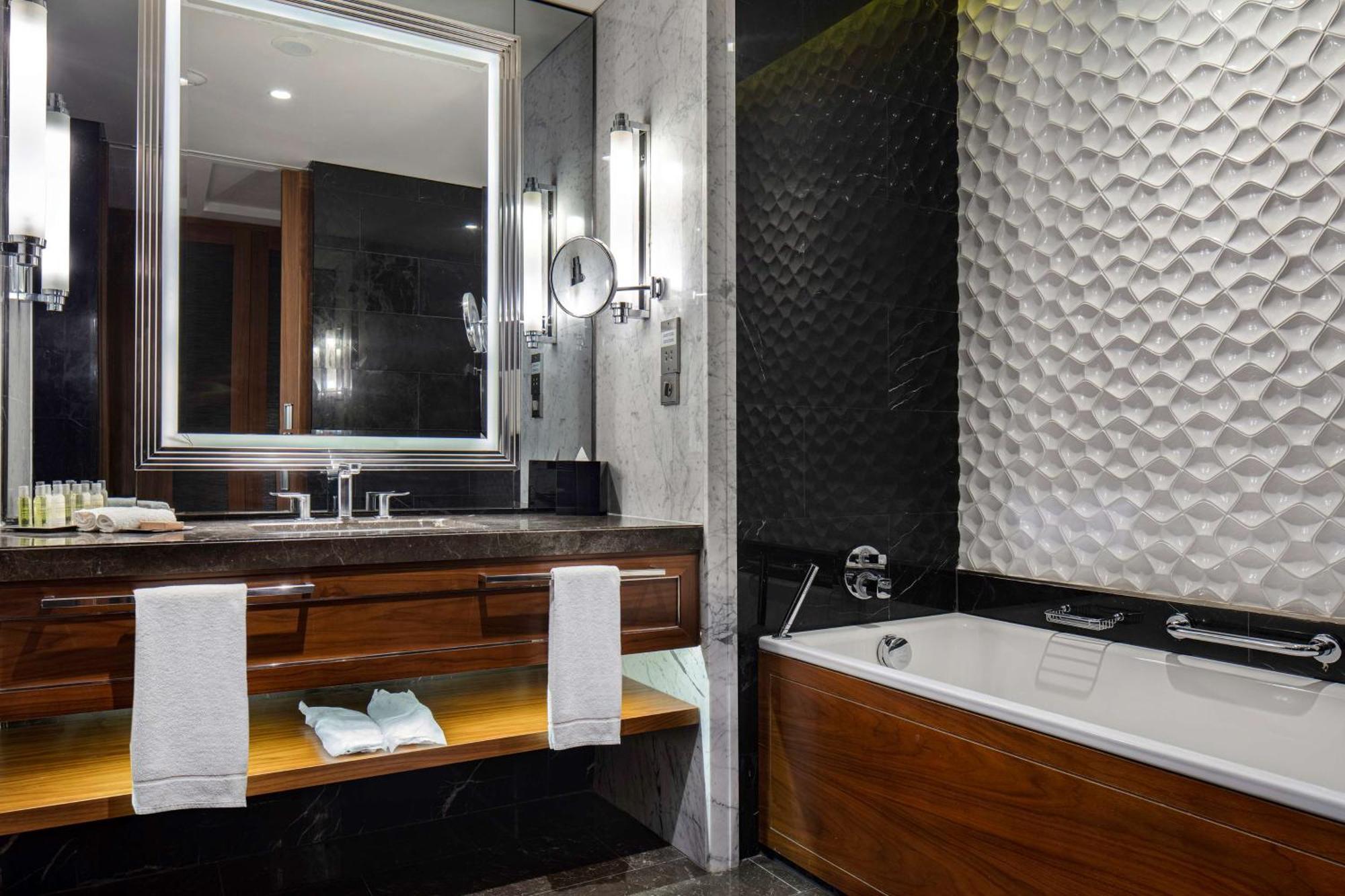 Deluxe King Room Sea View