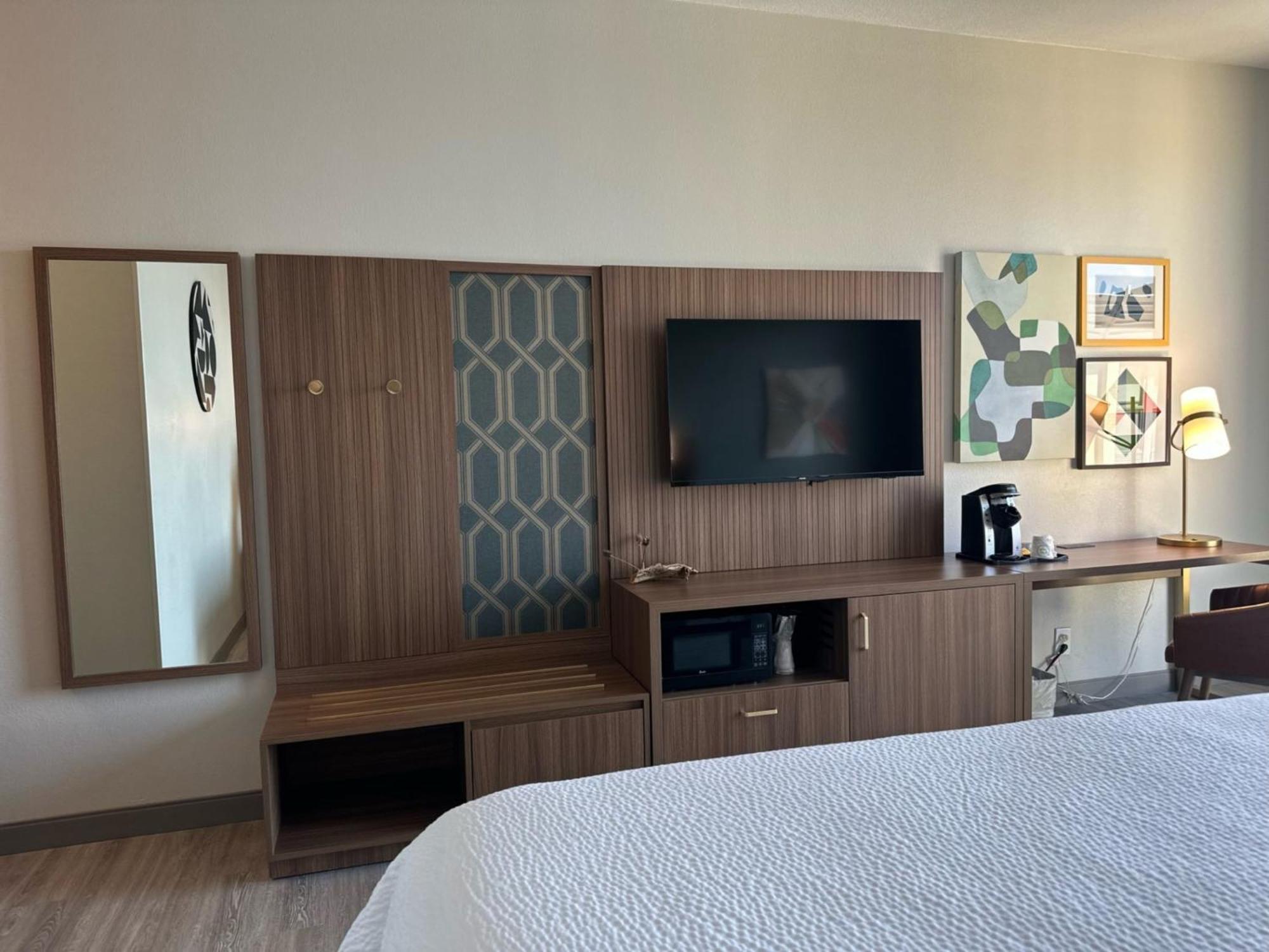 Premium King Room with Mountain View