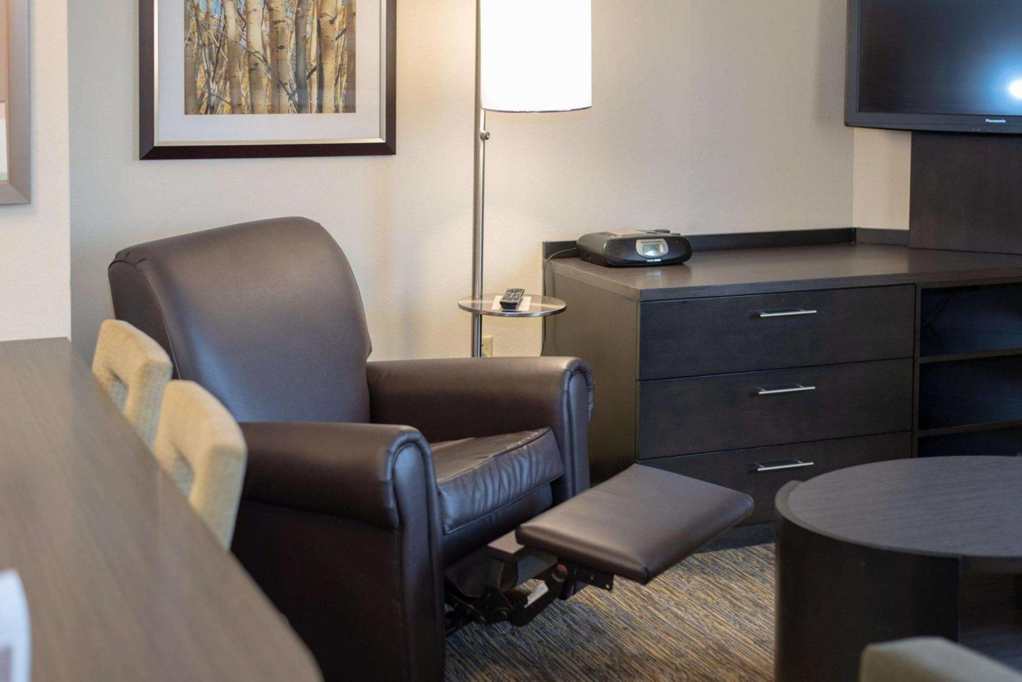Studio Queen Suite Bathtub Mobility Accessible