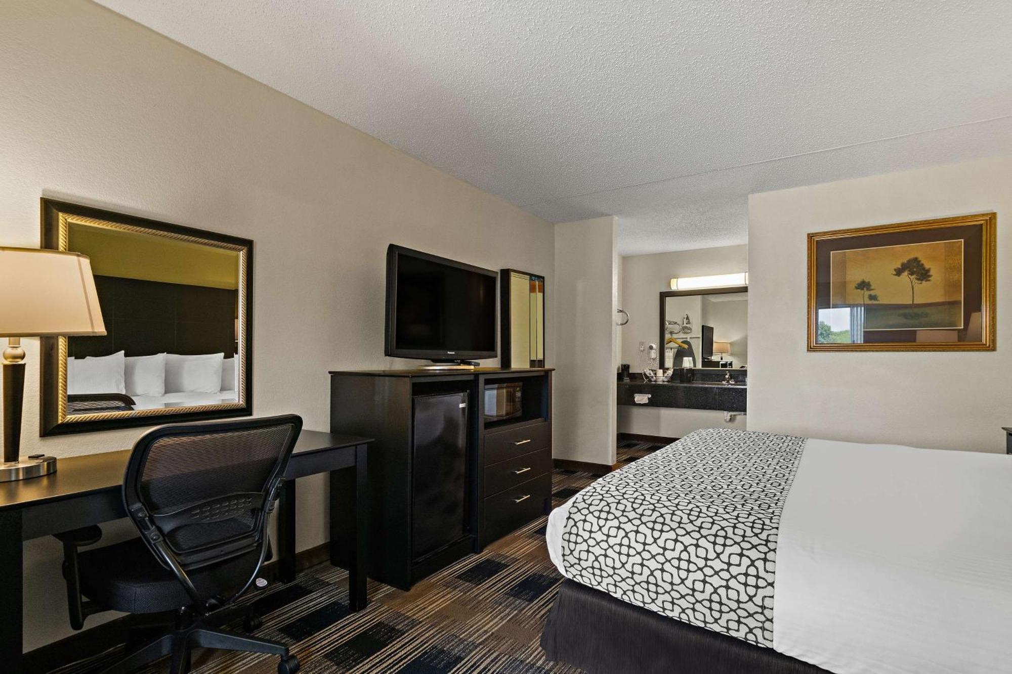 Mini King Suite Jetted Tub Non-Smoking