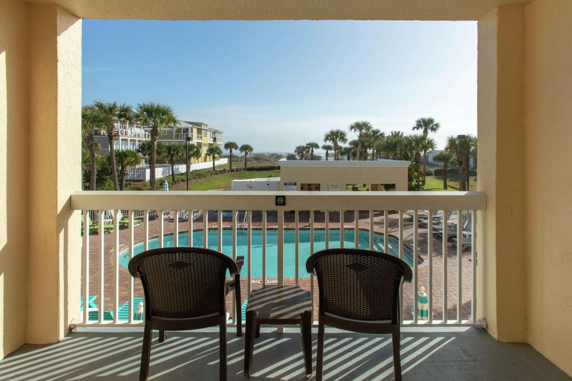 Queen Suite Pool View