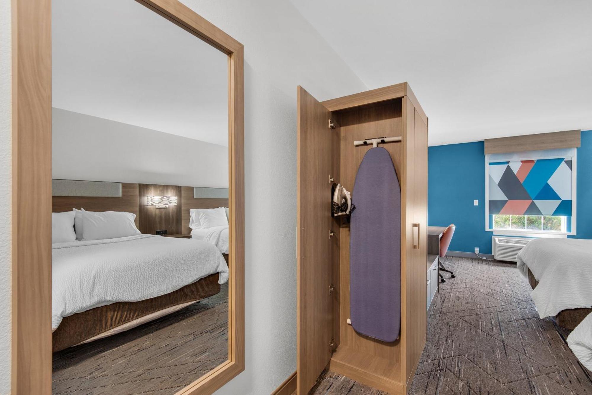Standard Queen Room Two Queen Beds Mobility Accessible Tub