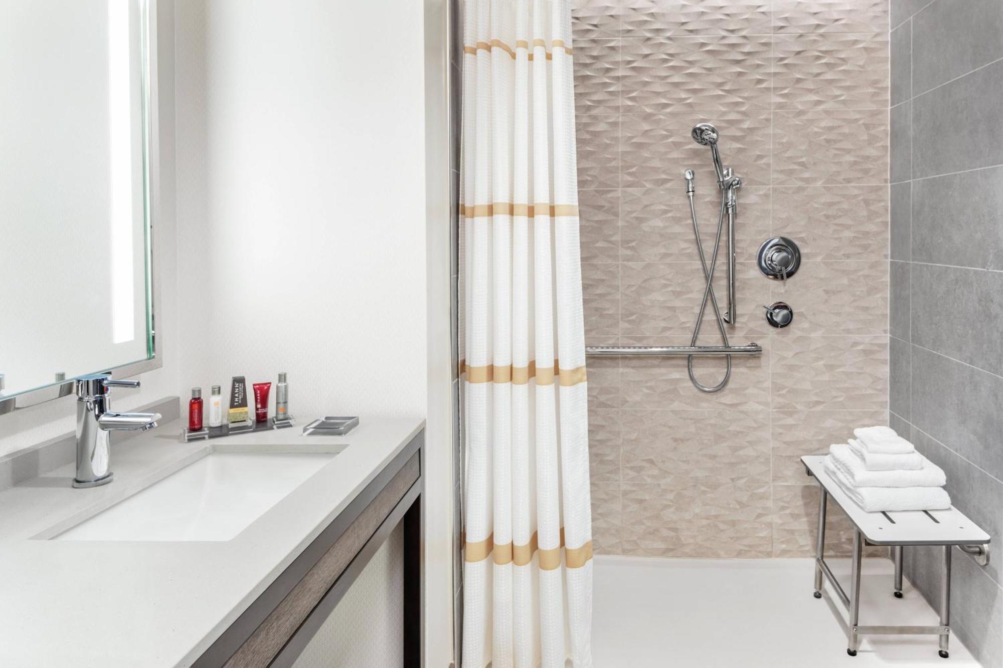 Queen Room Two Queen Beds City View Hearing Accessible