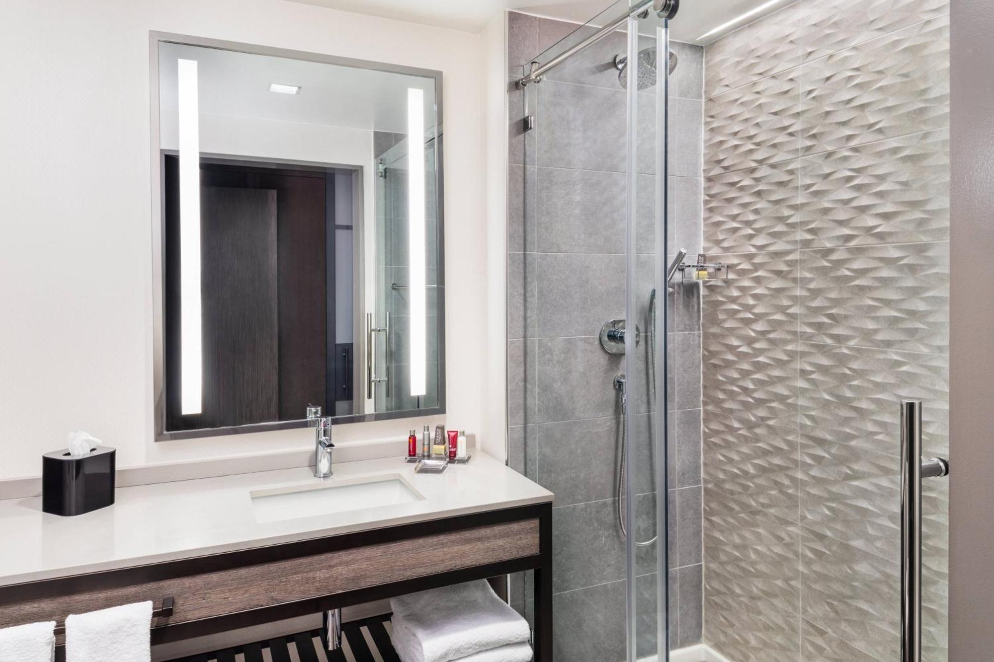 Queen Room Two Queen Beds City View Hearing Accessible