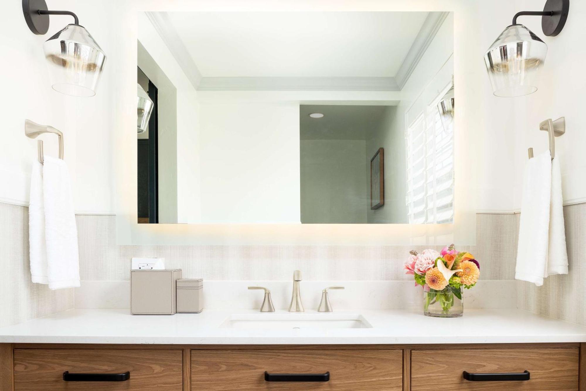 King Room Bath Tub Mobility Access