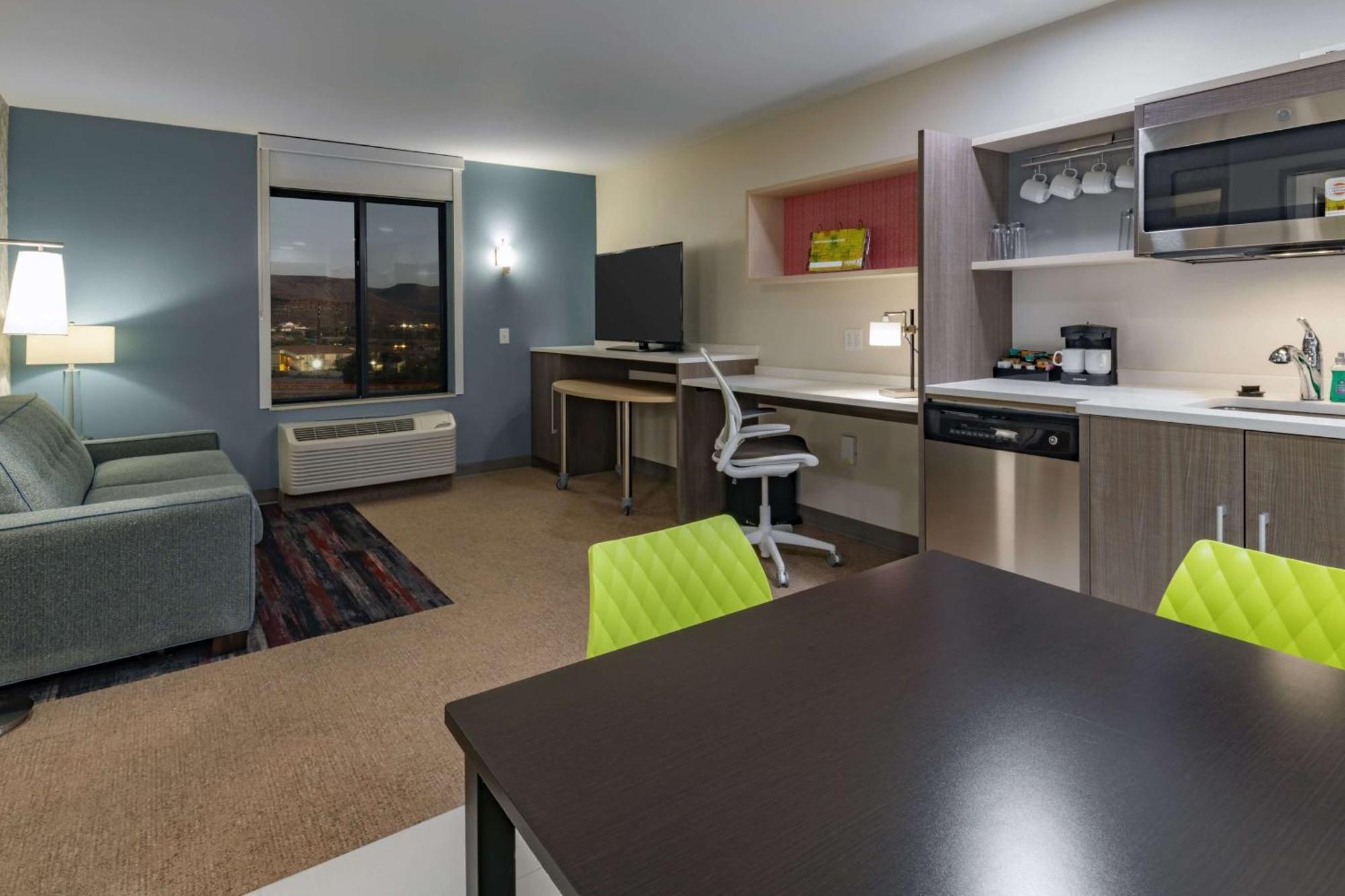 One-Bedroom King Suite Mountain View Non-Smoking