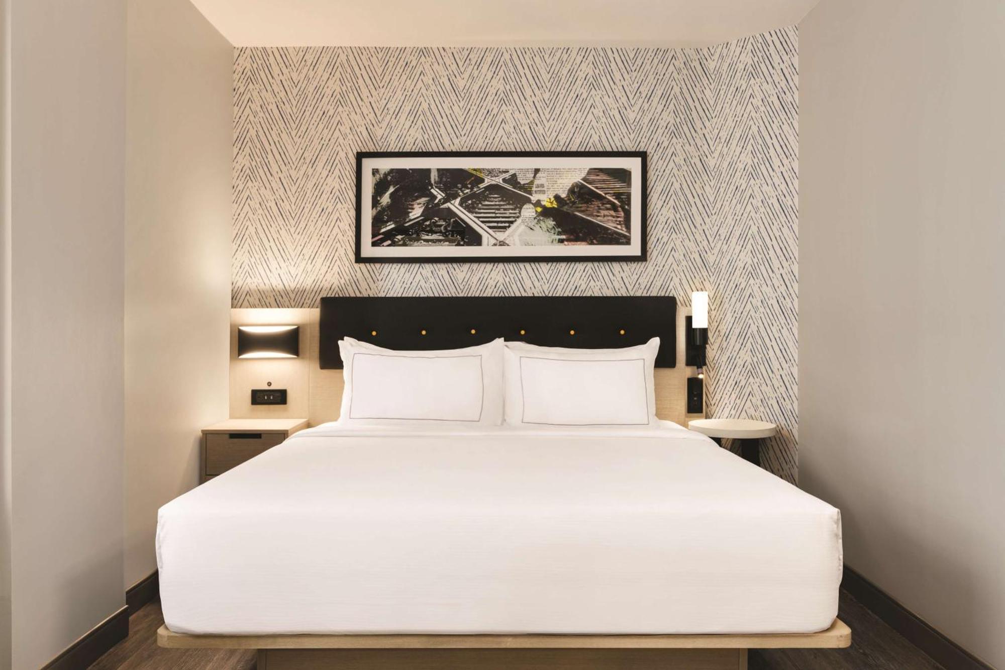 King Room with Roll-In Shower - Mobility/Hearing Accessible,1548799726:JPEG