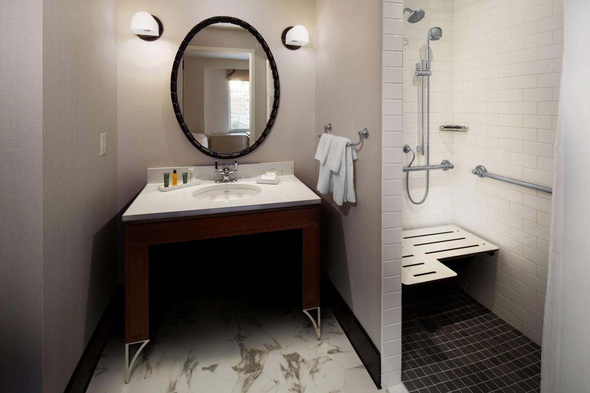 King Room Roll Shower Mobility Access,1548825910:JPEG