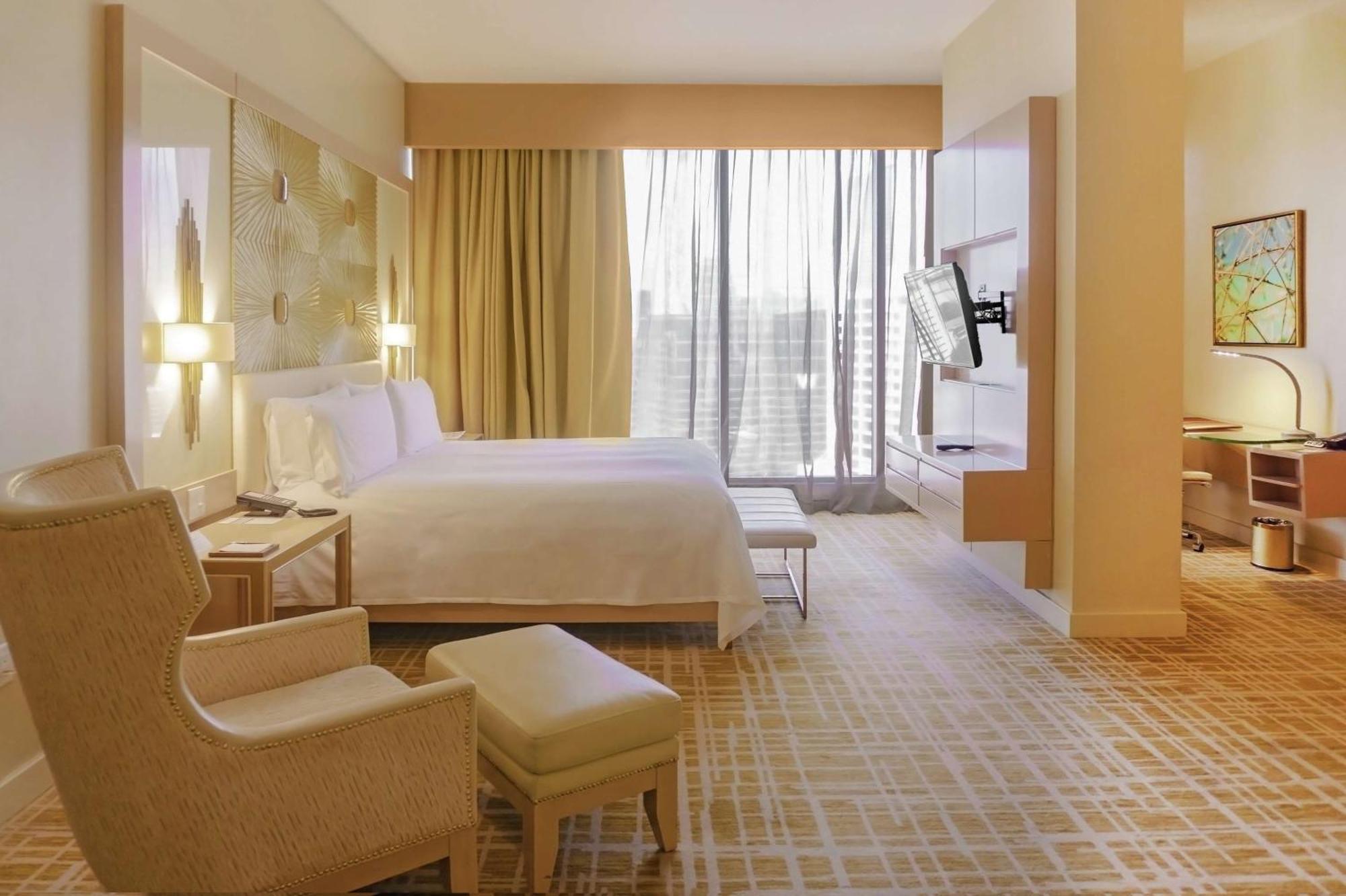 Deluxe King Room Mobility Accessible,1548837346:JPEG