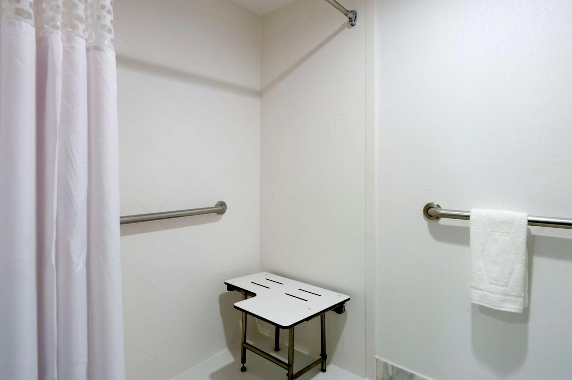 King Room Roll Shower Mobility Access or Non-Smoking,1548875806:JPEG