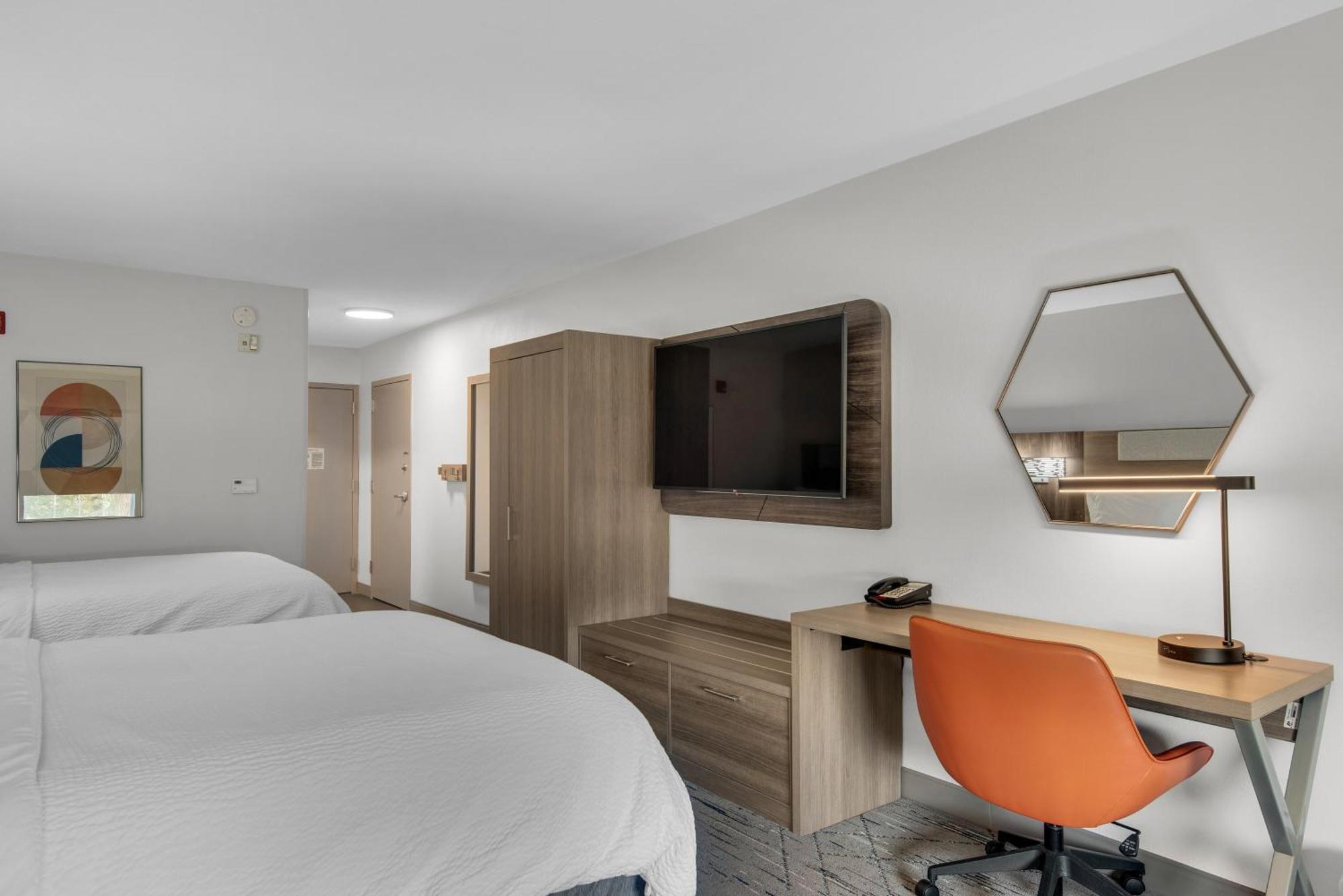 Standard Queen Room Two Queen Beds Mobility Accessible Tub