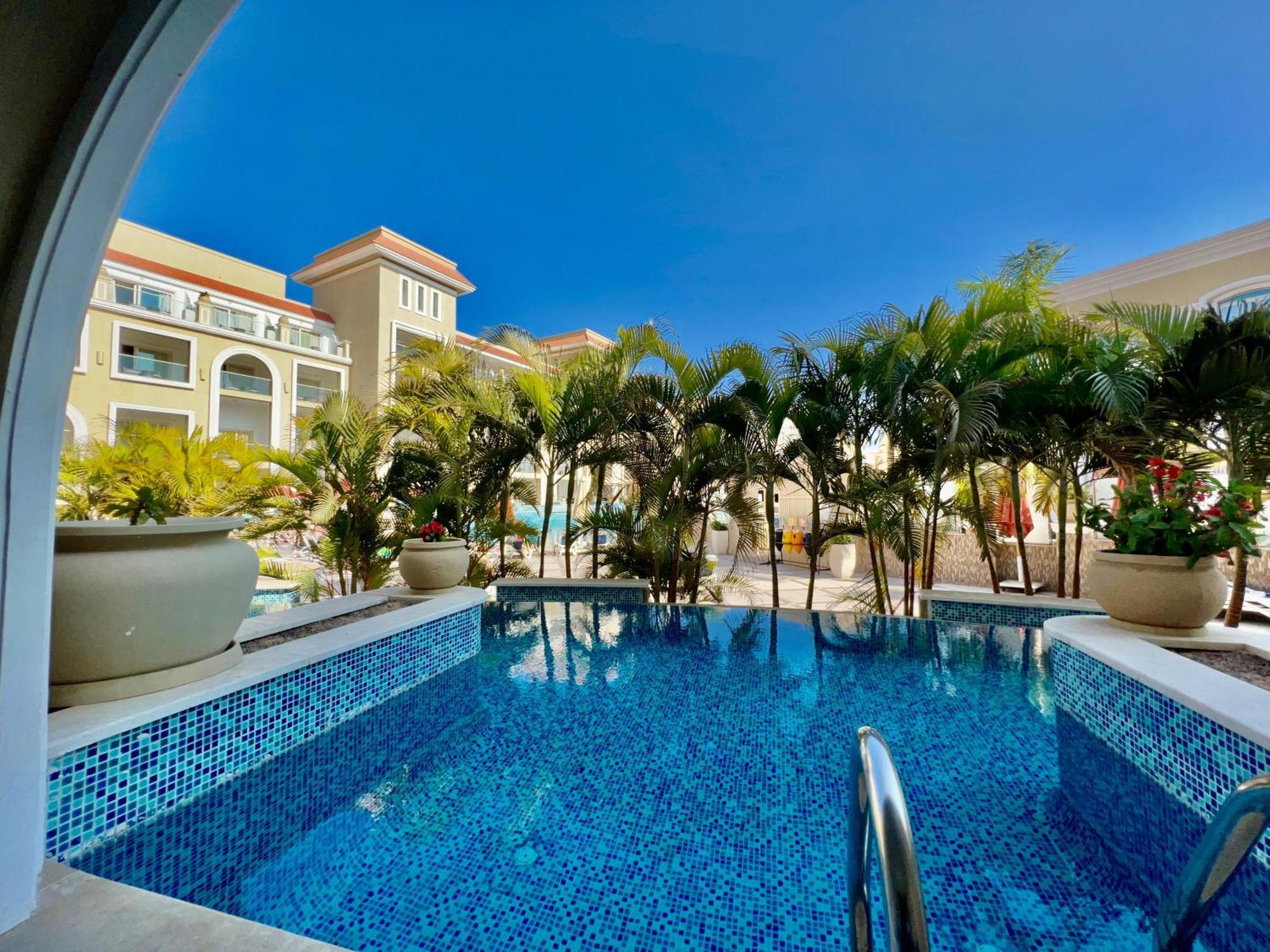 Deluxe Swim Up