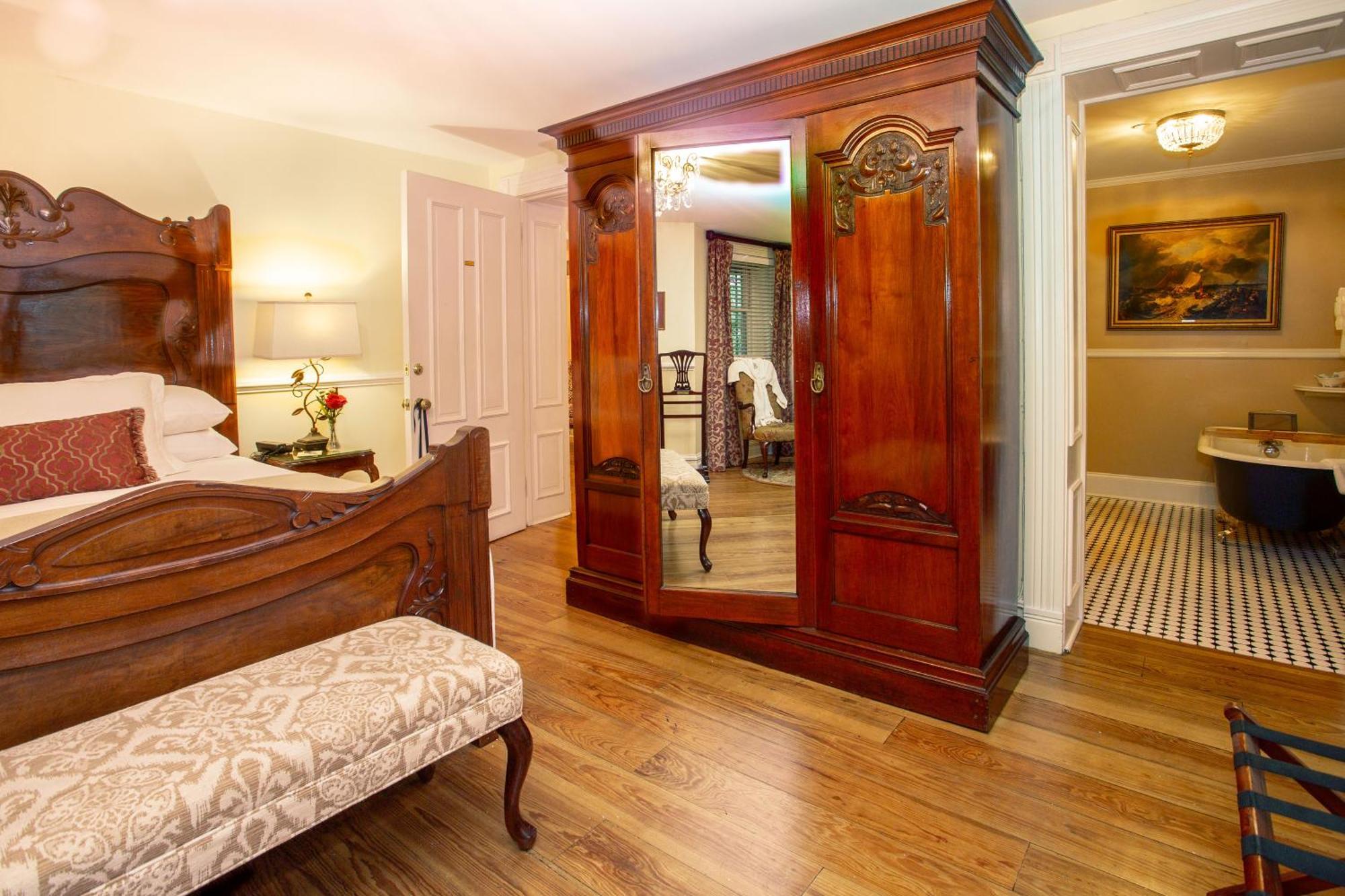George Whitfield Classic Queen Room