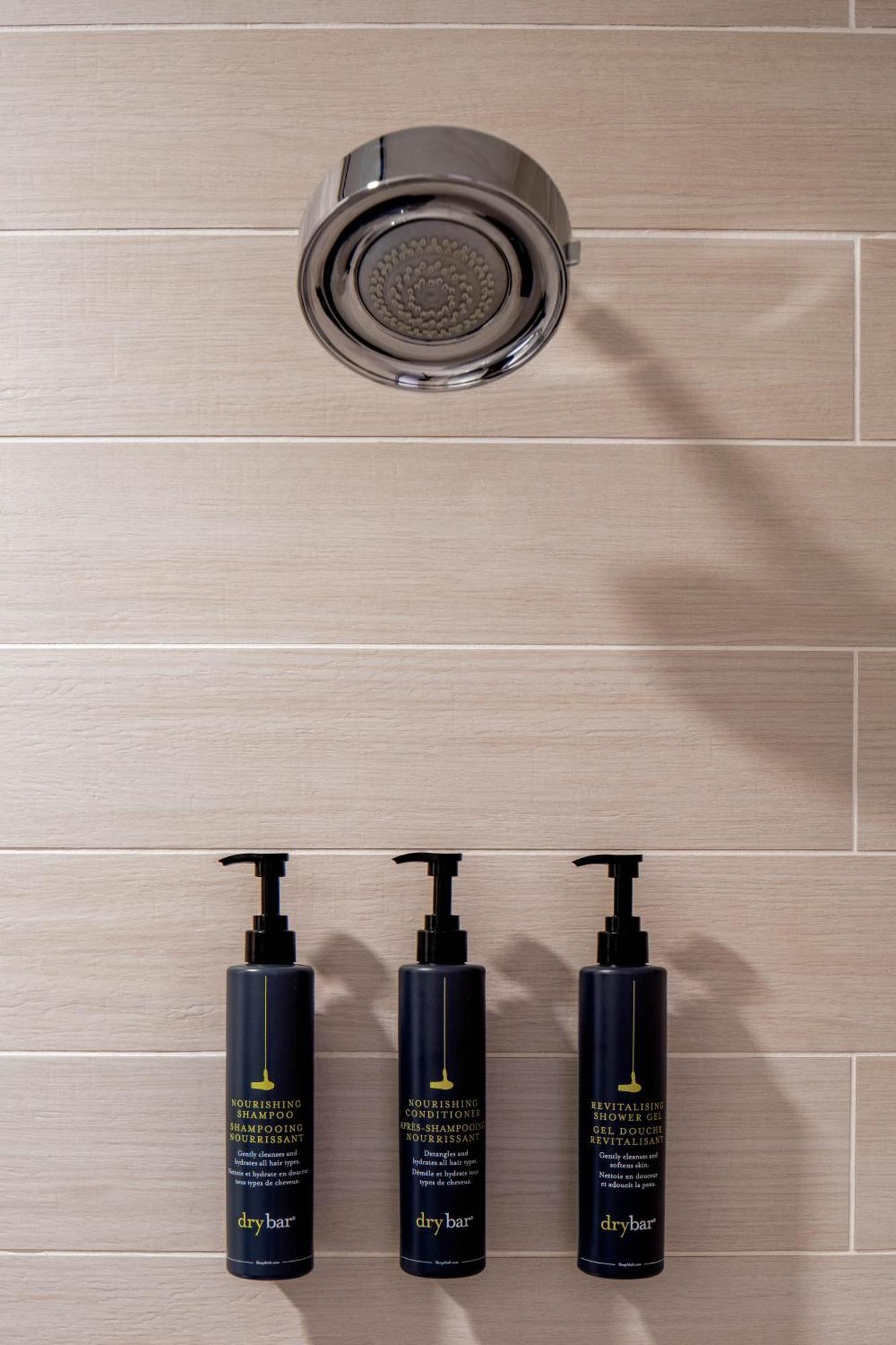 Kamer met kingsize bed en toegankelijke douche - Toegankelijk voor mensen met een lichamelijke beperking en slechthorenden