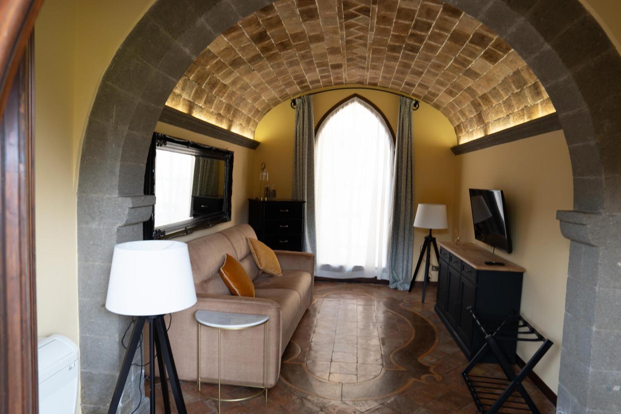 Deluxe Queen Suite