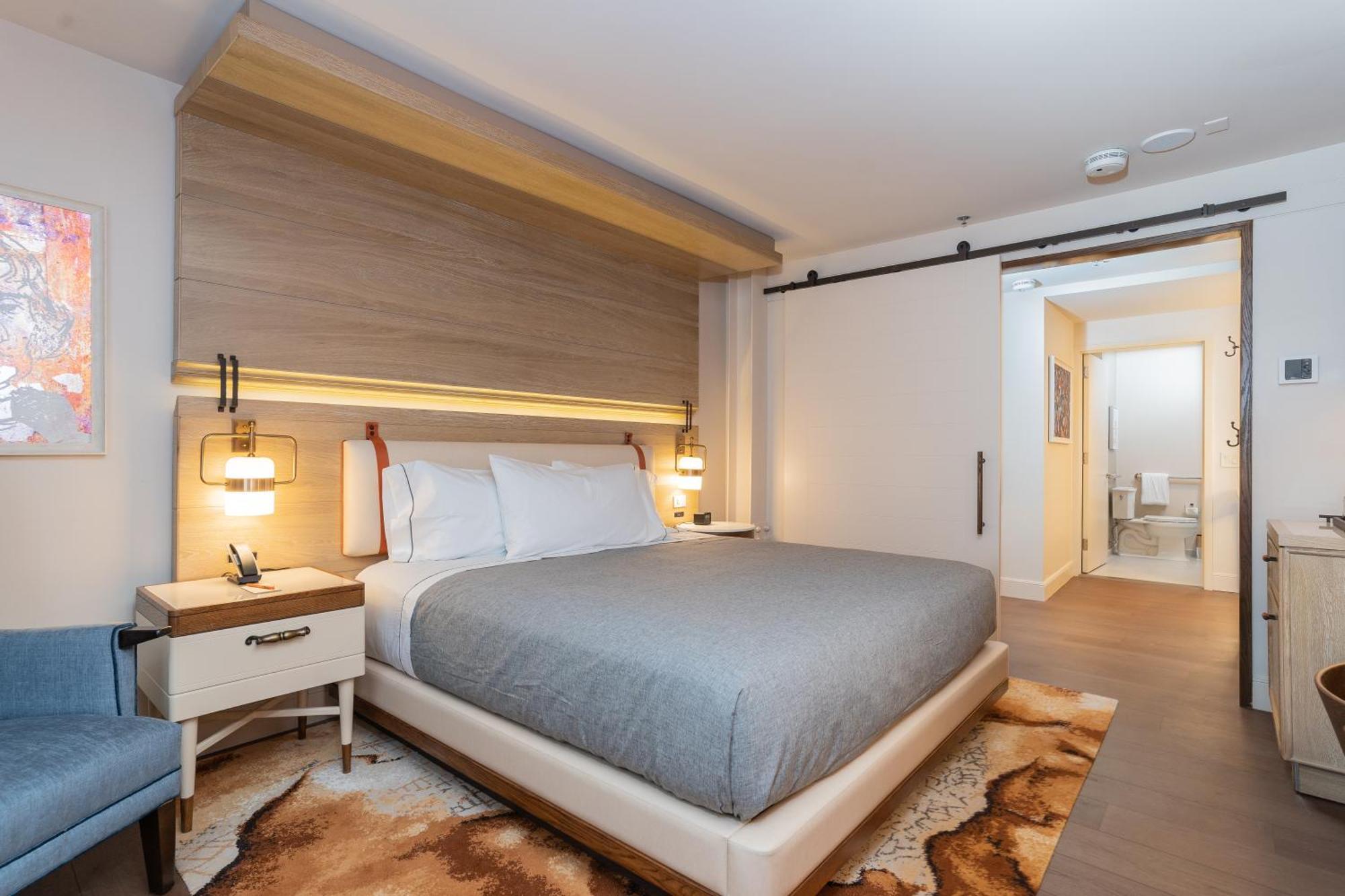 Deluxe King Room Mobility Access