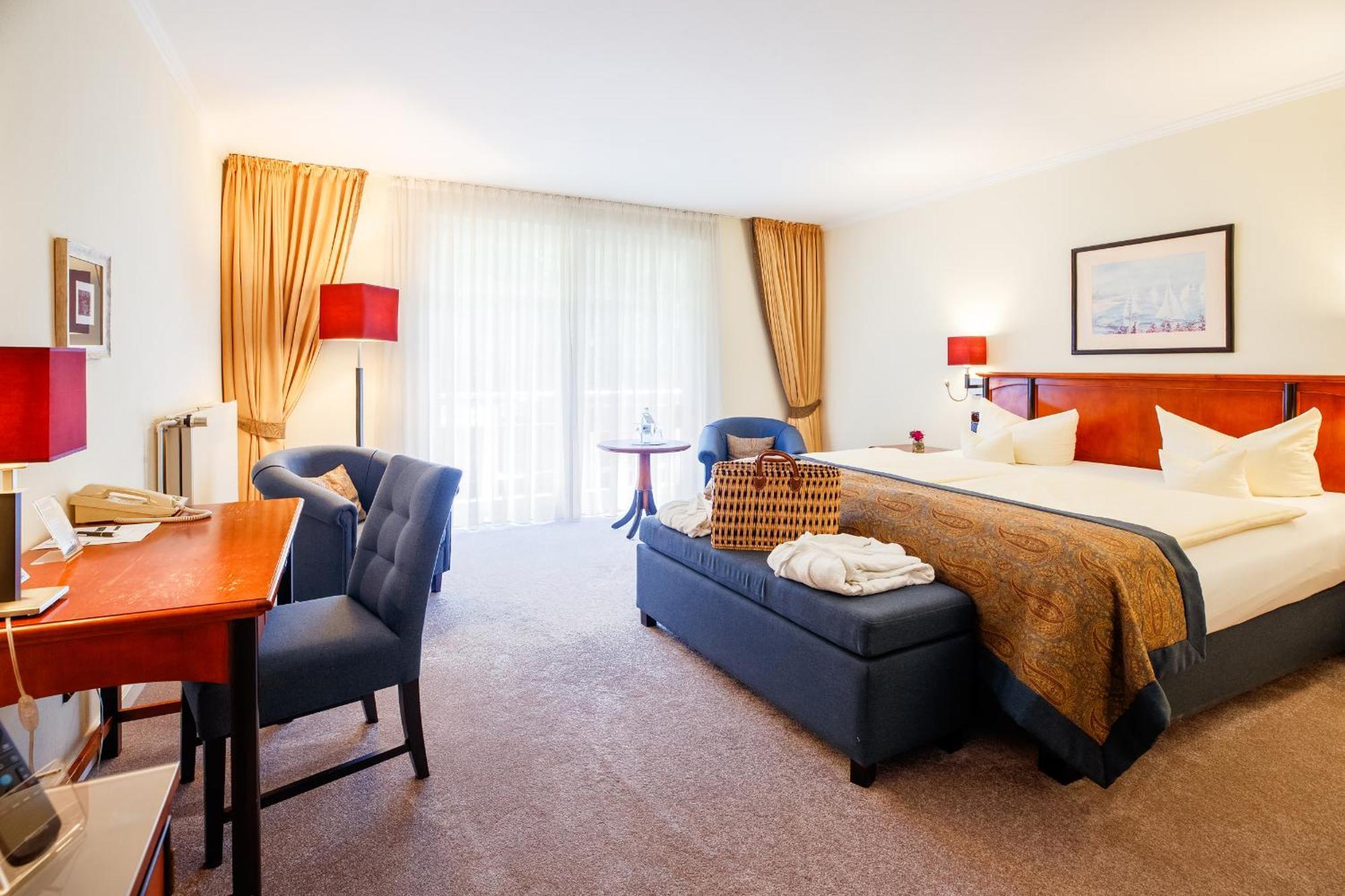Double Room Forest or Street Side