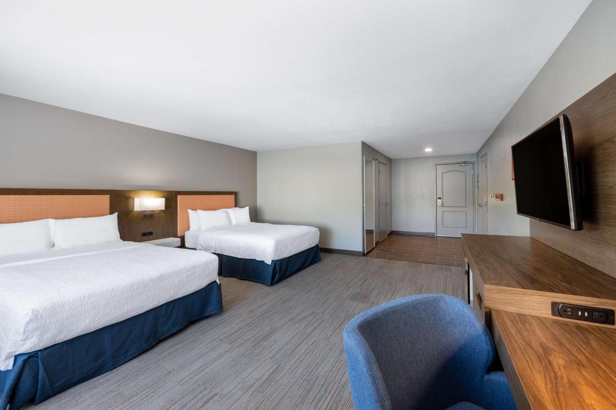 Double Room Two Queen Beds Bath Tub Mobility Hearing Access or Non-Smoking,1550484355:JPEG