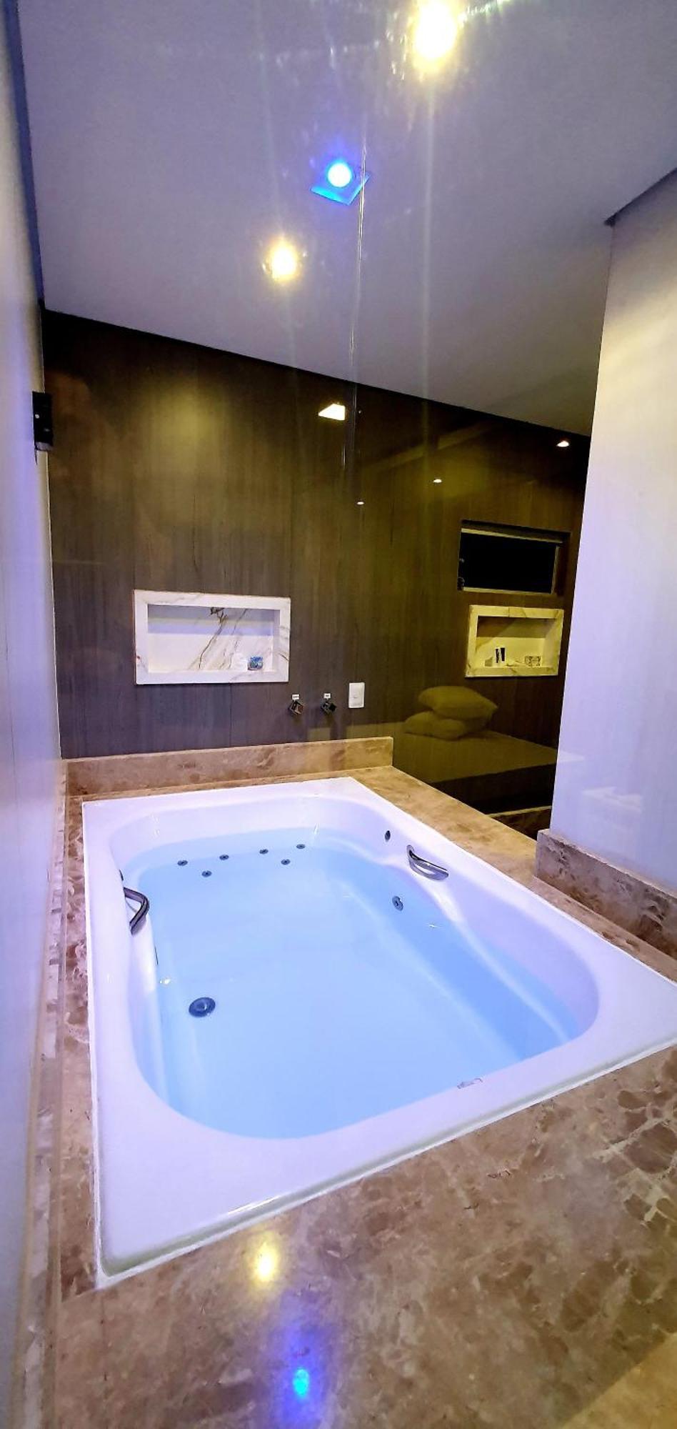 Deluxe Suite Spa Bath